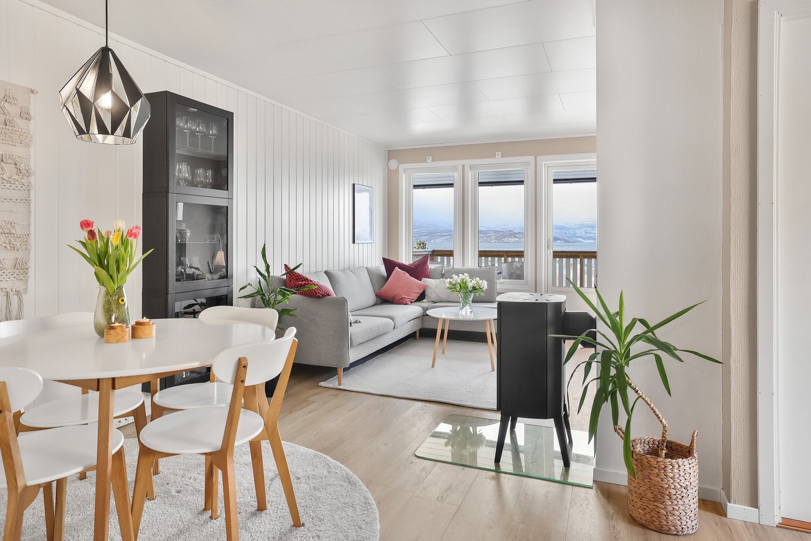 Stuen har store vindusflater og lyse overflater. Galleribilde