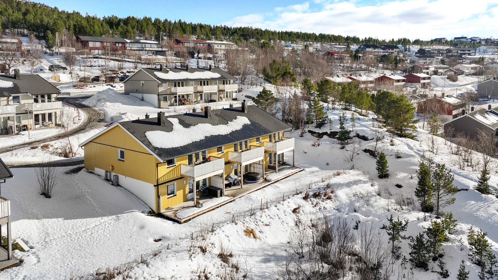 Eiendommen ligger i et etablert og rolig boligområde i Tollevika, Alta kommune, preget av hyggelige naboer og en behagelig atmosfære. Galleribilde