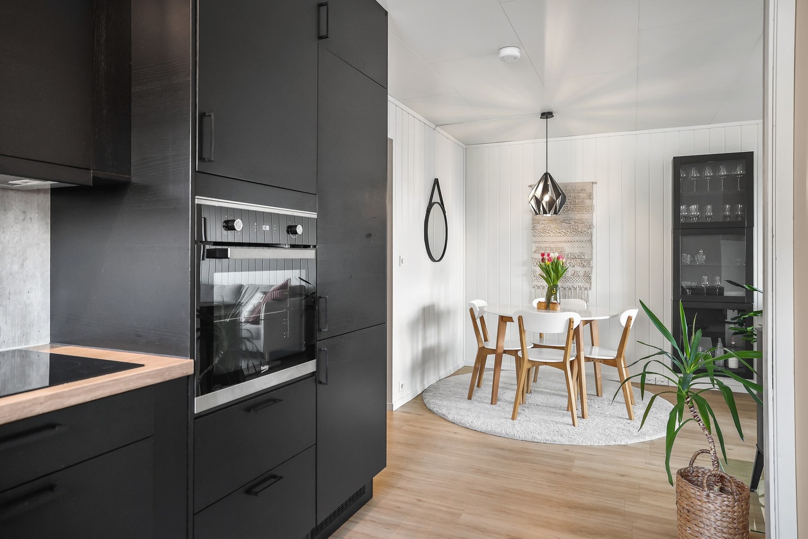 Det er Epoq innredning fra 2019 med glatte fronter og benkeplate med laminert overflate. Galleribilde