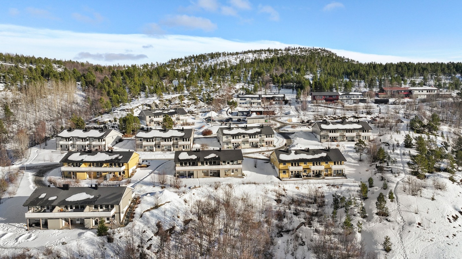 Beliggenheten gir mulighet for utsikt og solrike dager, og bidrar til en trivelig bo-opplevelse. Galleribilde