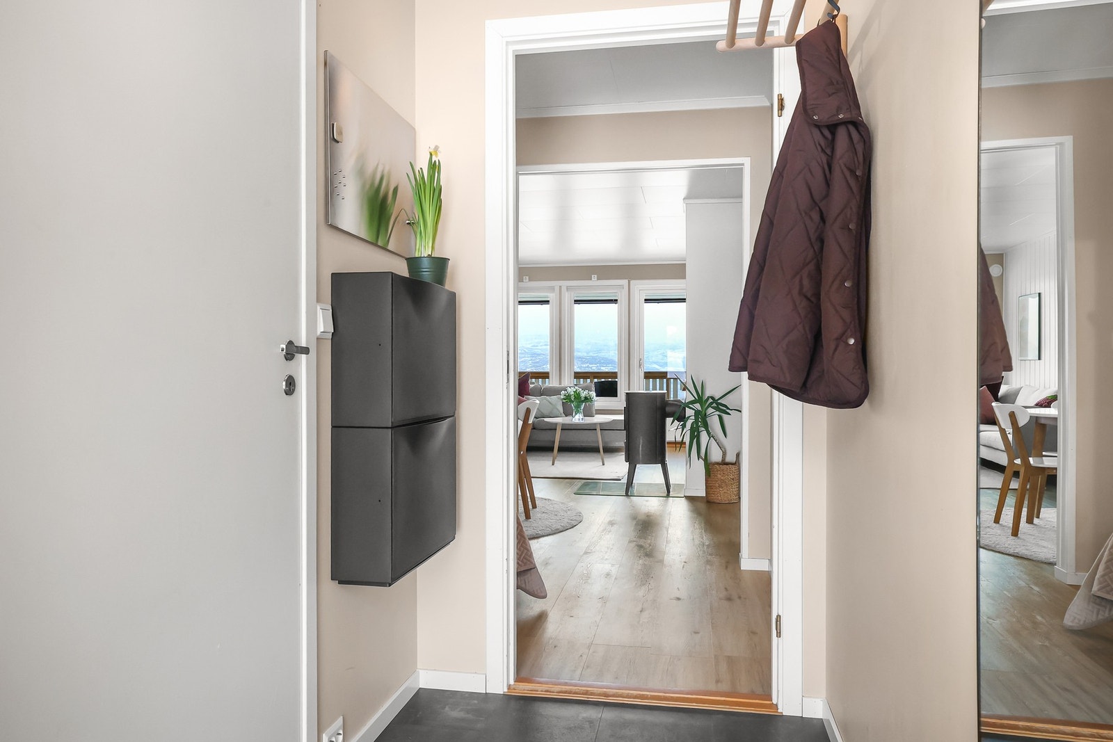 Her er det god plass til knagger og hyller for oppbevaring. Galleribilde
