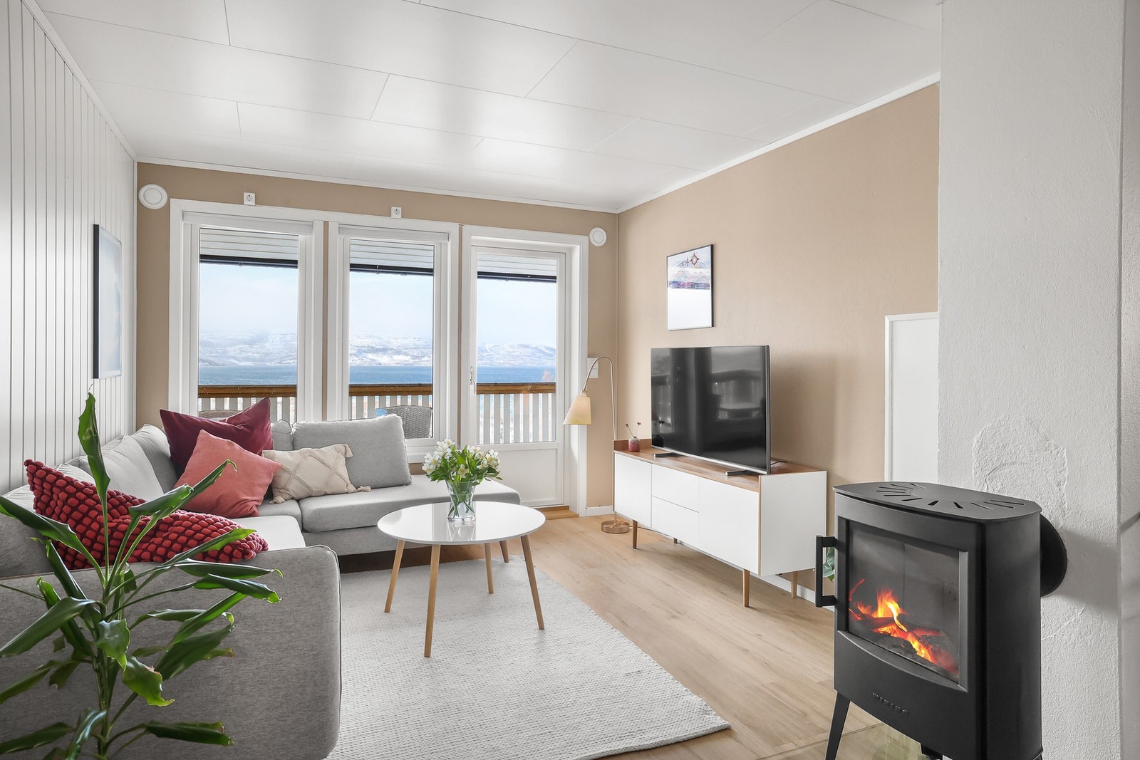 Stuen har god plass til en sofagruppe og TV med tilhørende møblement. Galleribilde