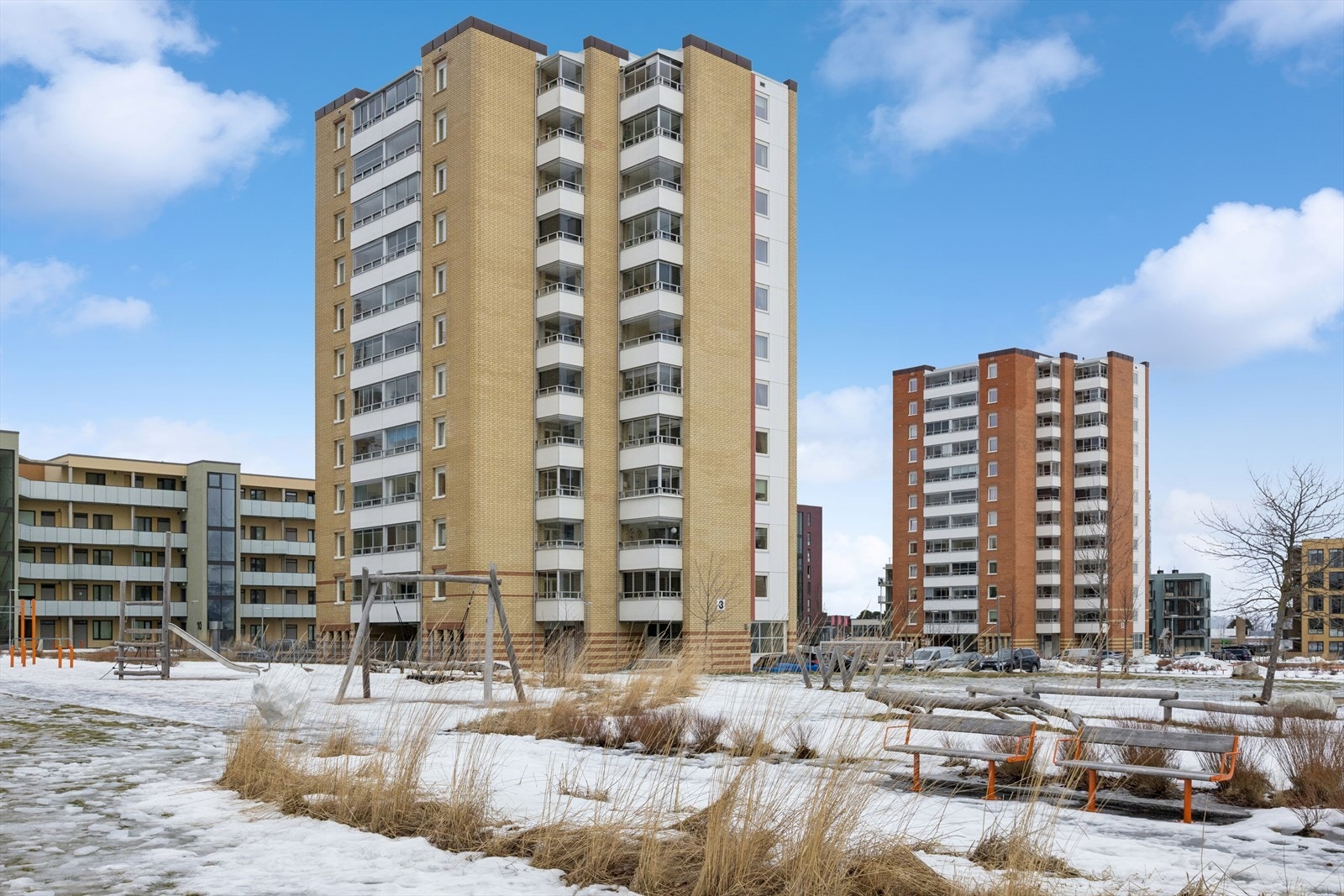 Leiligheten ligger i 10. etasje og har valgfri adkomst via heis eller trapper. Galleribilde