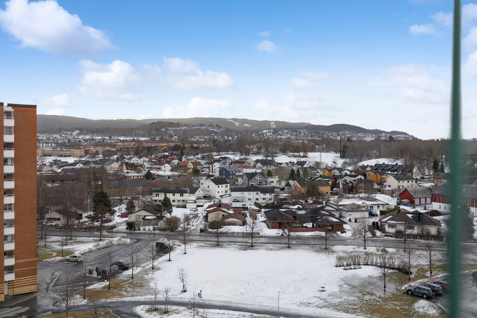 I tillegg til nydelig fjordutsikt er det også flott utsikt i retning Estenstadmarka. Galleribilde