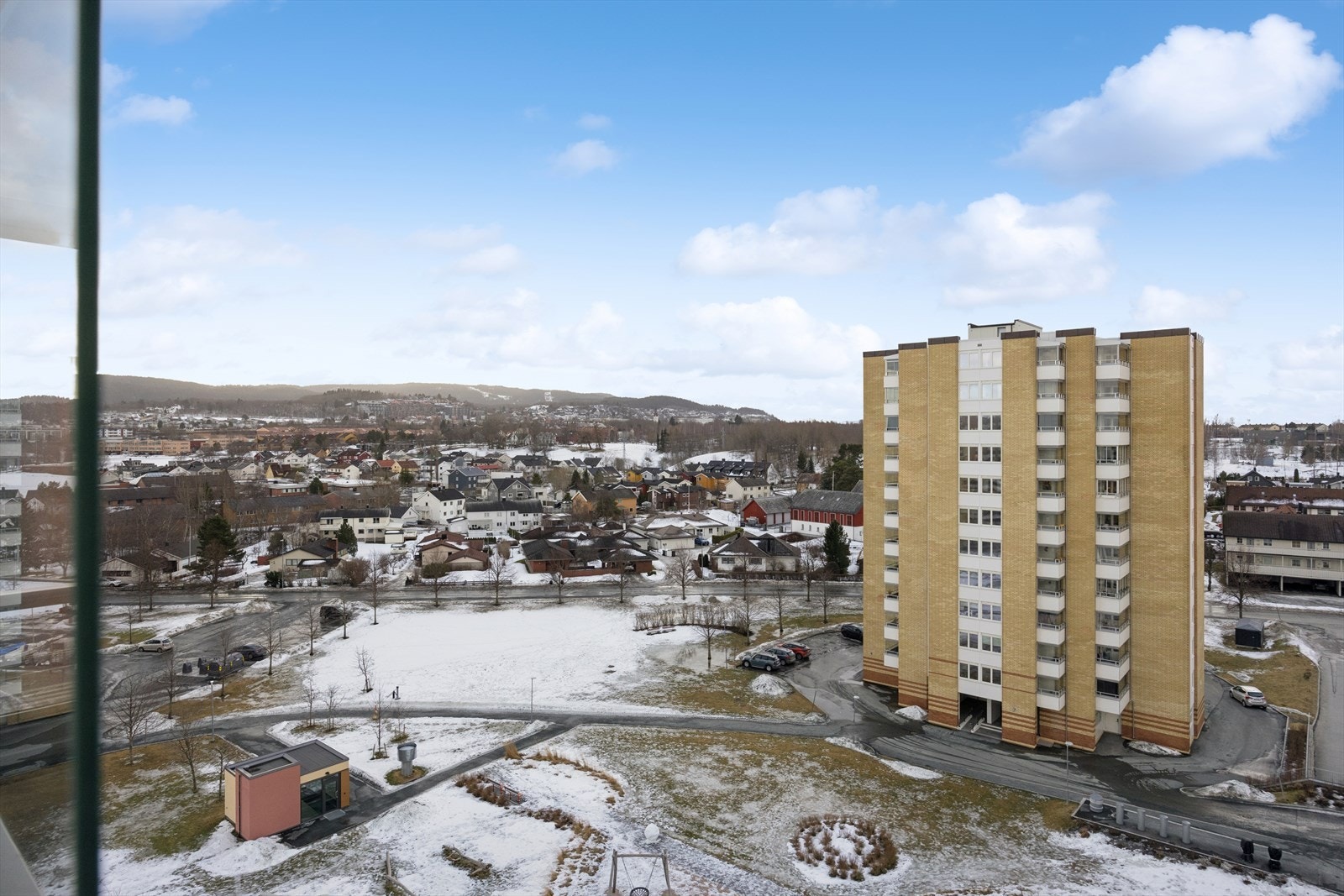 Uteområdene rundt blokkene er meget pent opparbeidet med store plenarealer, internveier, lekeapparater og sittegrupper. Galleribilde