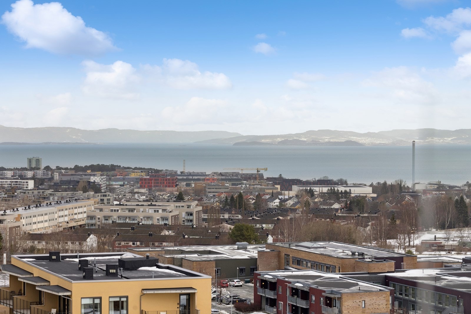 Det er fantastisk utsikt fra leilighetens beliggenhet i 10. etasje. Galleribilde