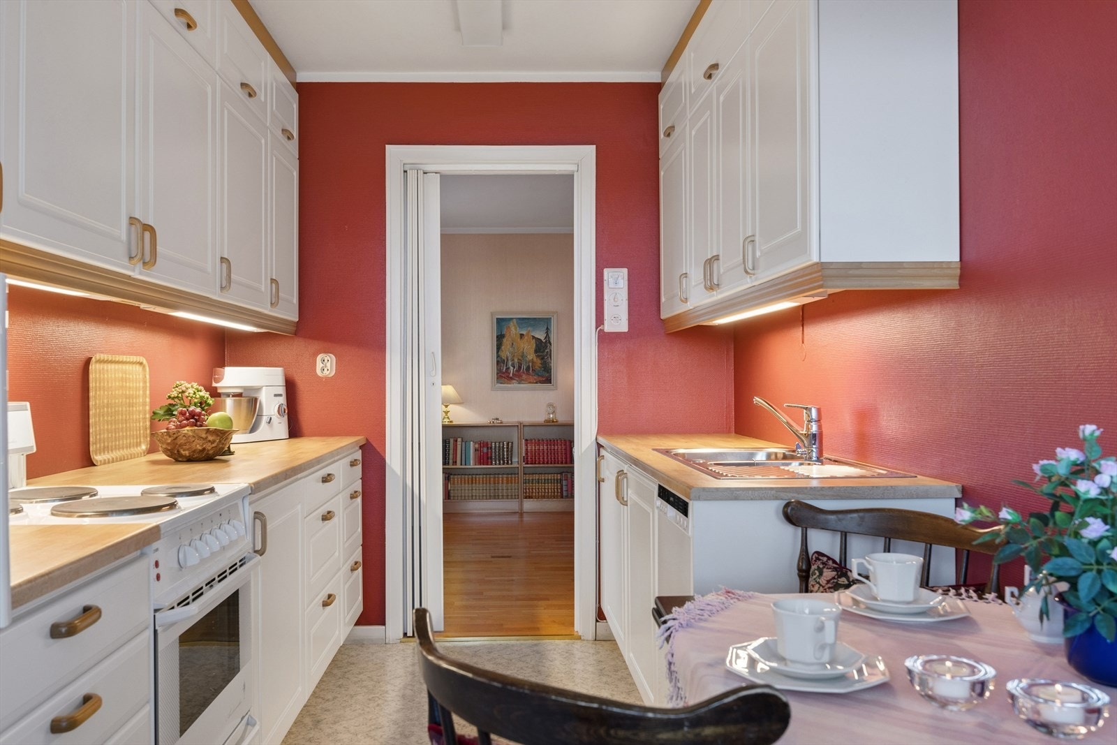 Pent kjøkken med lav slitasjegrad.. Det er blant annet opplegg for oppvaskmaskin. Galleribilde