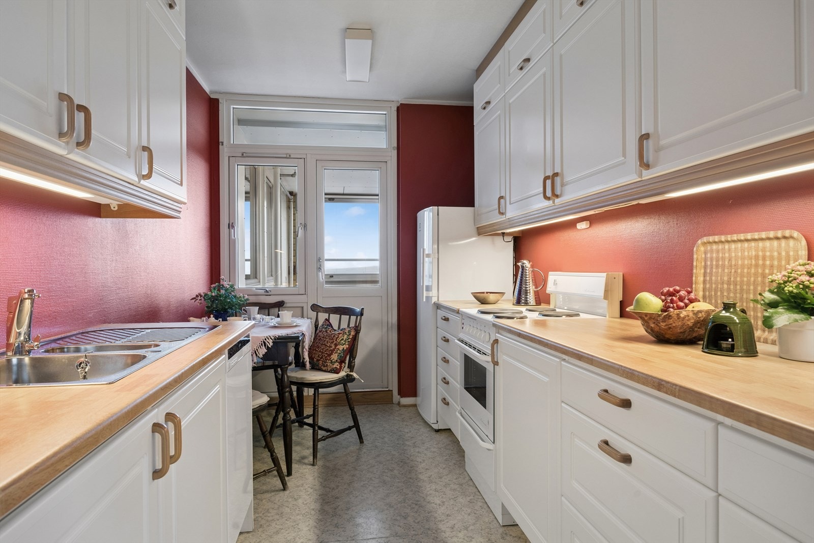 Kjøkkenet har plass til et lite spisebord ved utgangen til balkong nr 2. Galleribilde