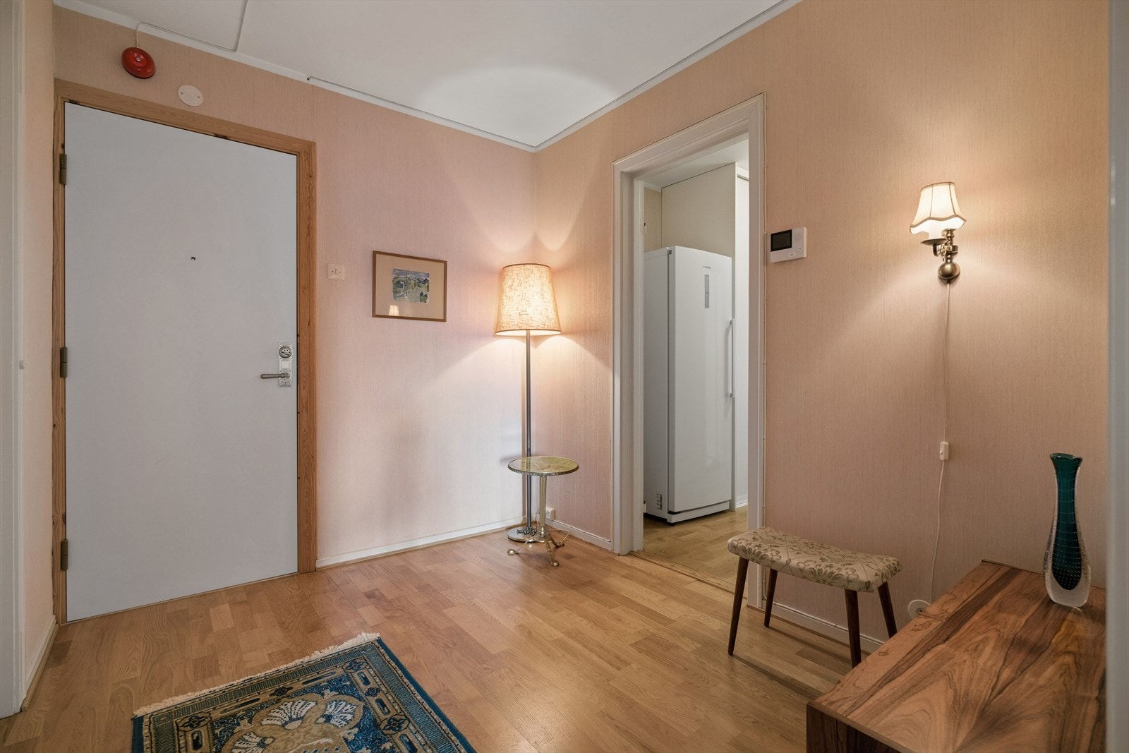 Romslig gang med tilliggende bod rett innenfor døren. Galleribilde