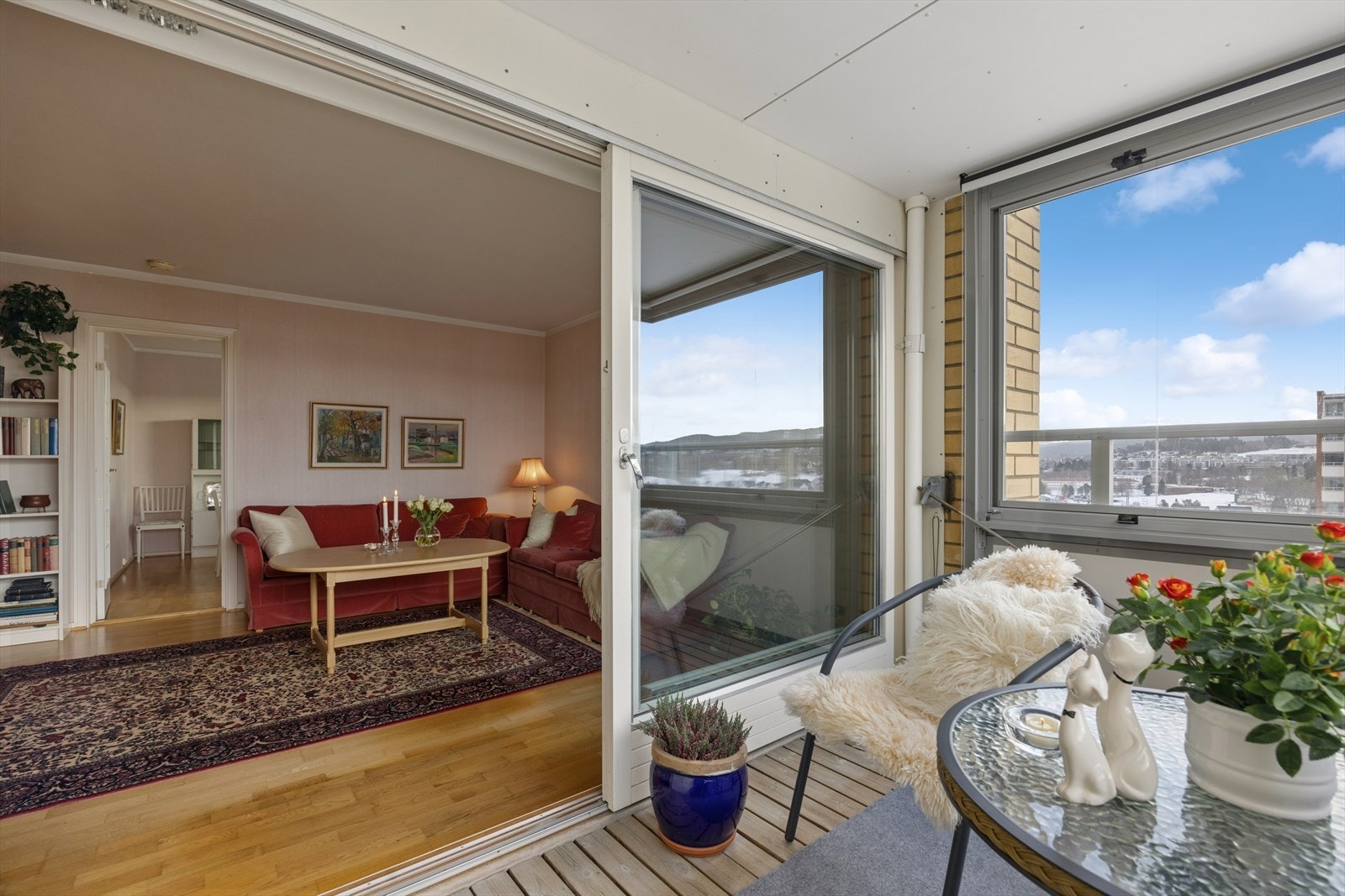 Stor 4-roms leilighet i 10. etasje med 2 innglassede balkonger. Fantastisk utsikt. P-kjeller og heis i bygget. Galleribilde