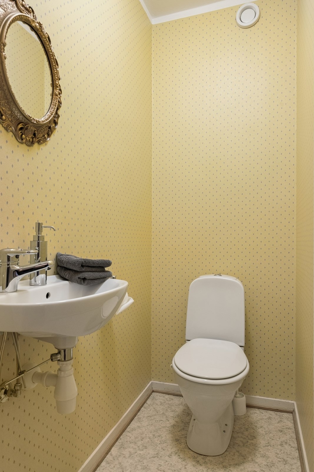 Det er et separat toalettrom med servant vegg i vegg med badet. Galleribilde