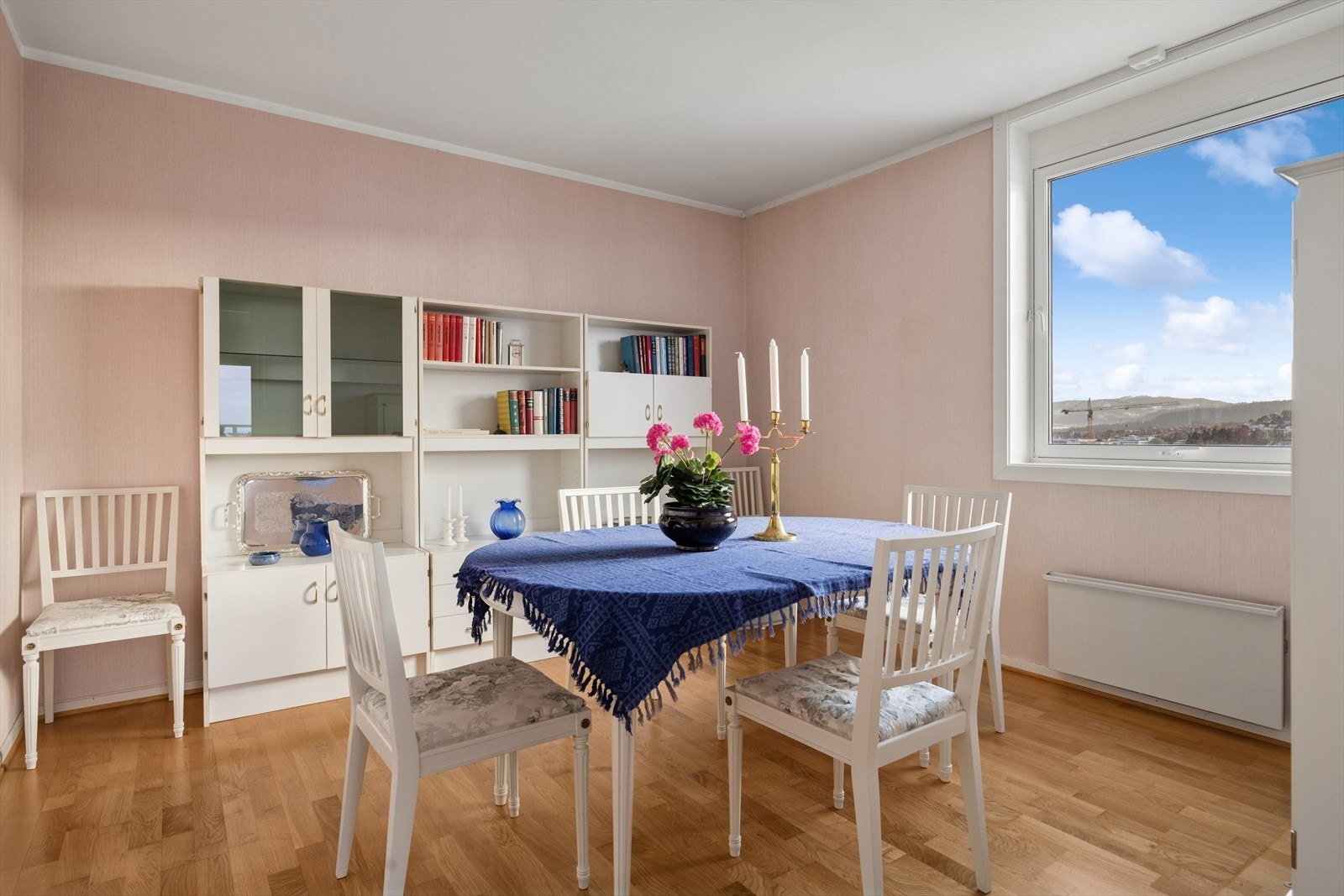 Leiligheten har 3 soverom. Det største soverommet som ligger i tilknytning til stuen kan også benyttes som en ekstra stue. Dette rommet er på ca 12,5 m². Galleribilde