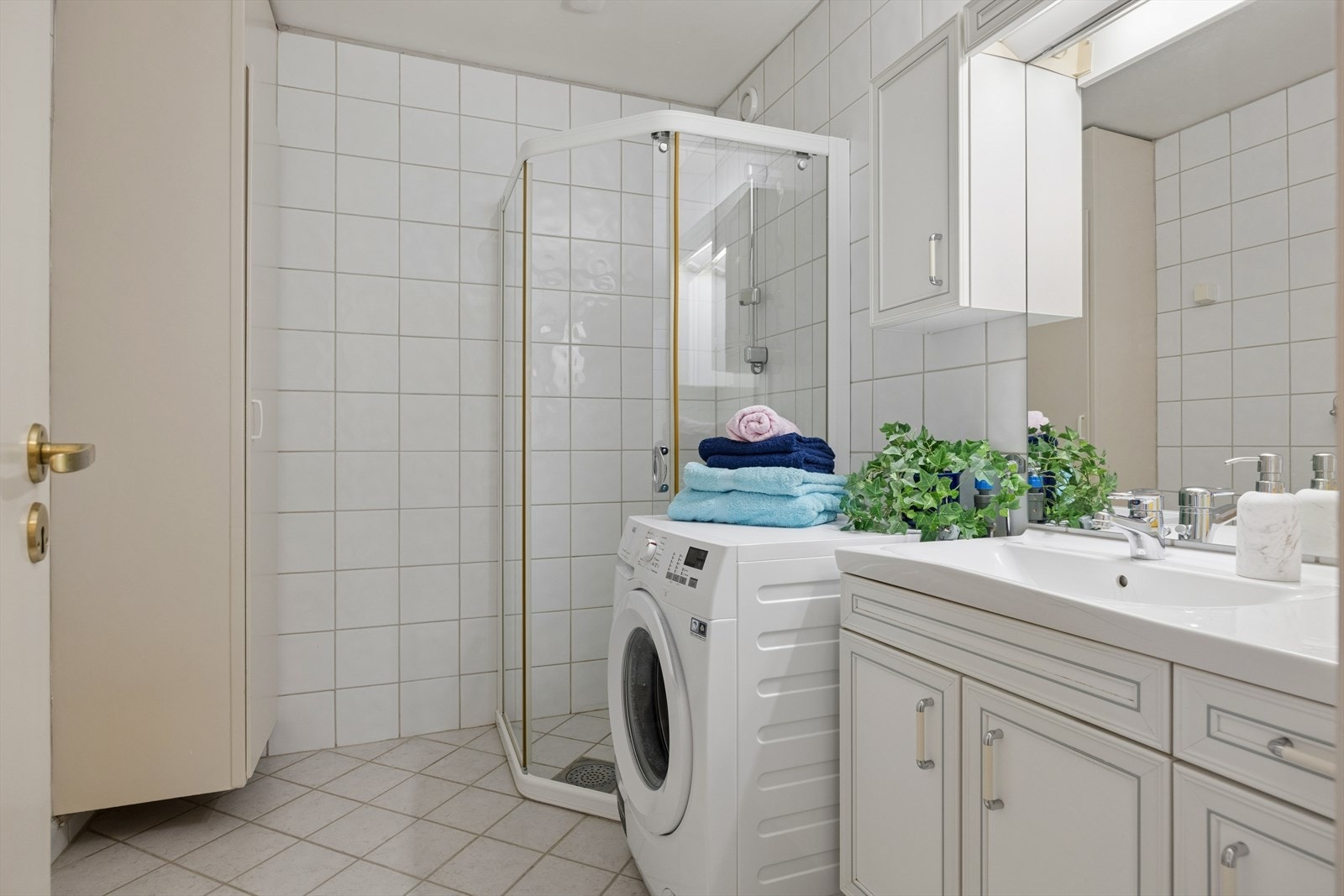 Hefliset bad med blant annet varmekabler i gulvet og opplegg for vaskemaskin. Galleribilde