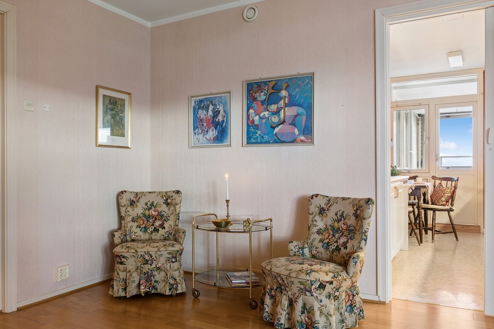 Det separate kjøkkenet har adkomst fra stuen. Galleribilde