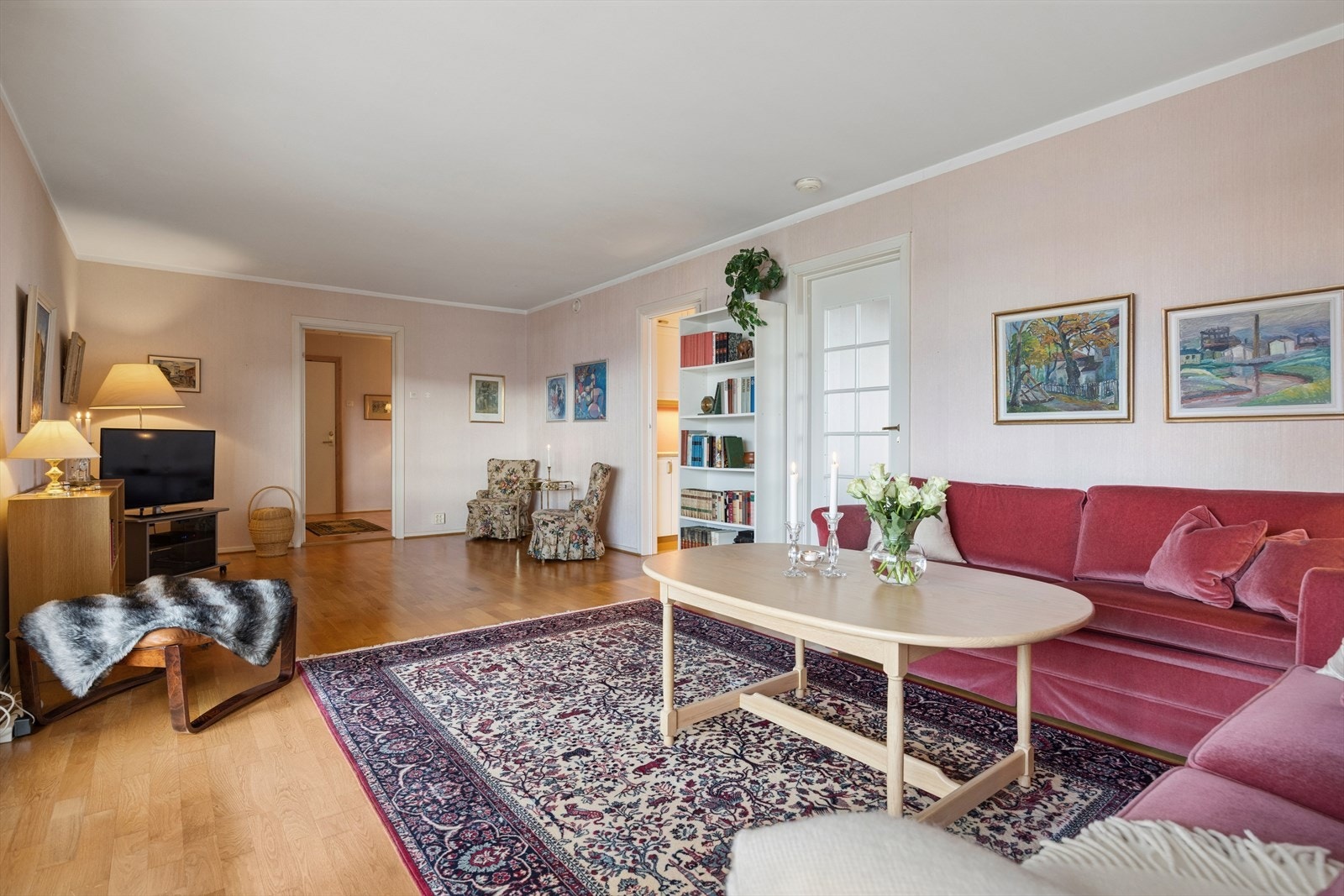 Det er satt inn vitrinedør mellom det største soverommet og stuen. Galleribilde