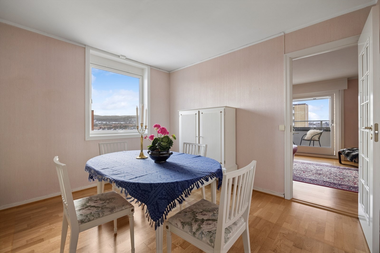 Soverom, tv-stue, spisestue. Rommet kan tilpasses mange behov. Galleribilde