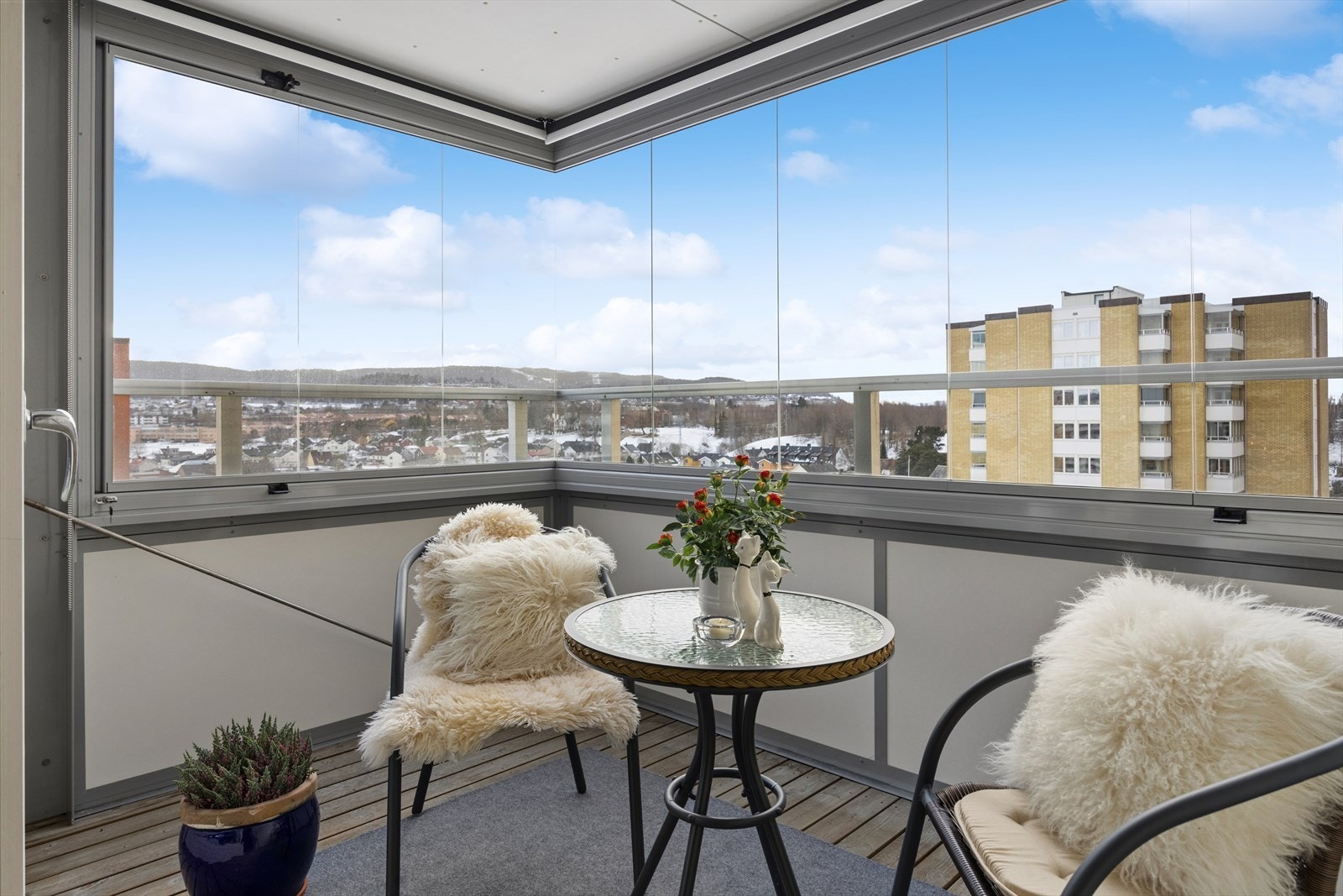 Det er 2 balkonger, en med utgang fra stuen og en med utgang fra kjøkkenet. Begge er innglassede og kan brukes året rundt. Galleribilde