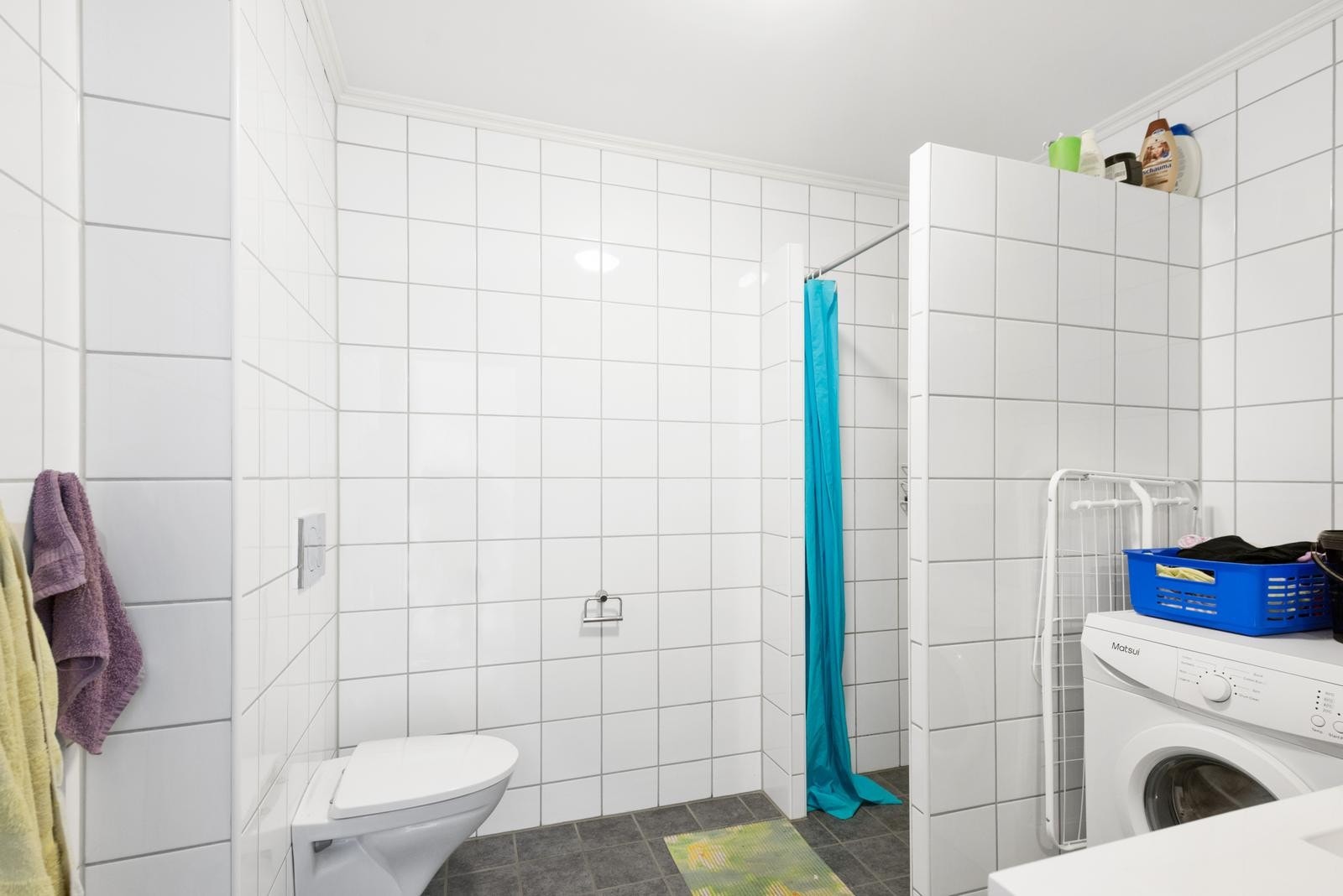 Badet har vegghengt wc, dusjhjørne og opplegg for vaskemaskin. Galleribilde