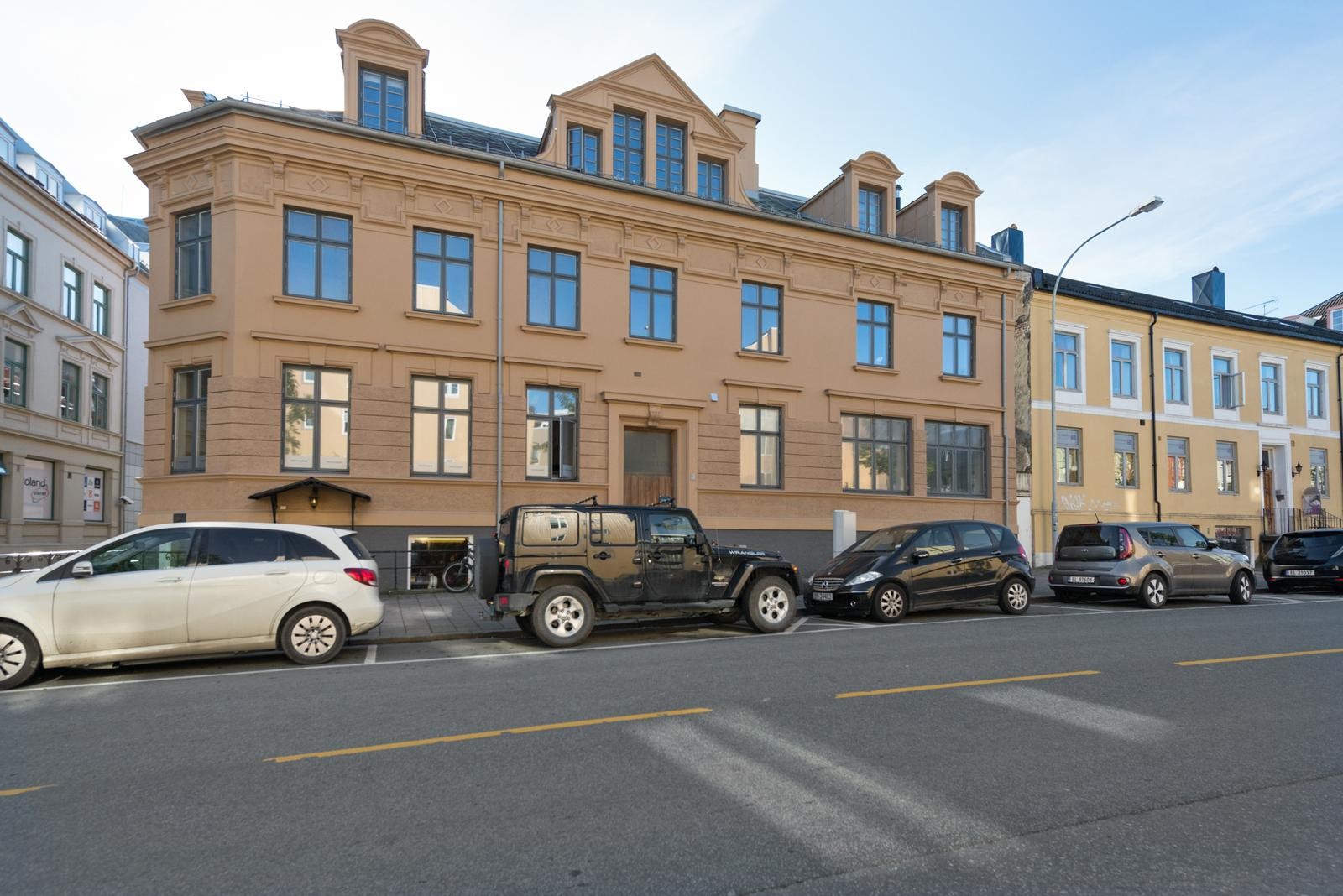 Fasade: Leiligheten ligger flott plassert i 2.etg i bakgården på Fjordgata 3. Galleribilde