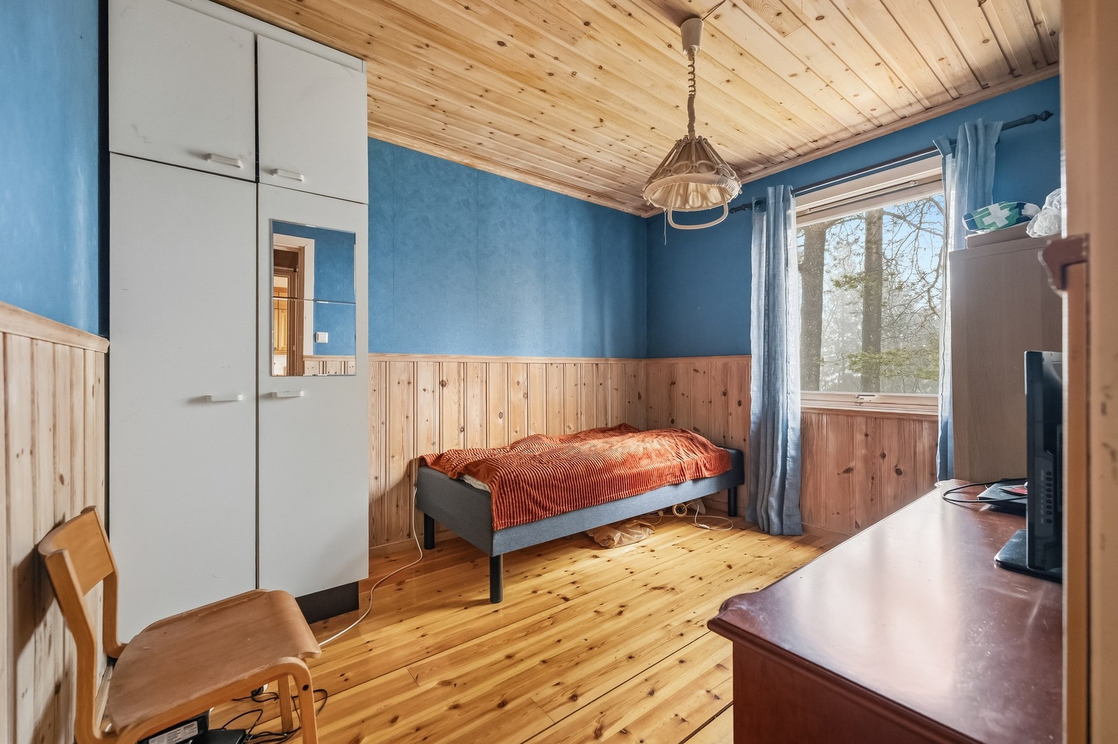 Rommene har gulv med parkett/laminat/furu og vegger med panel og malte plater. Galleribilde