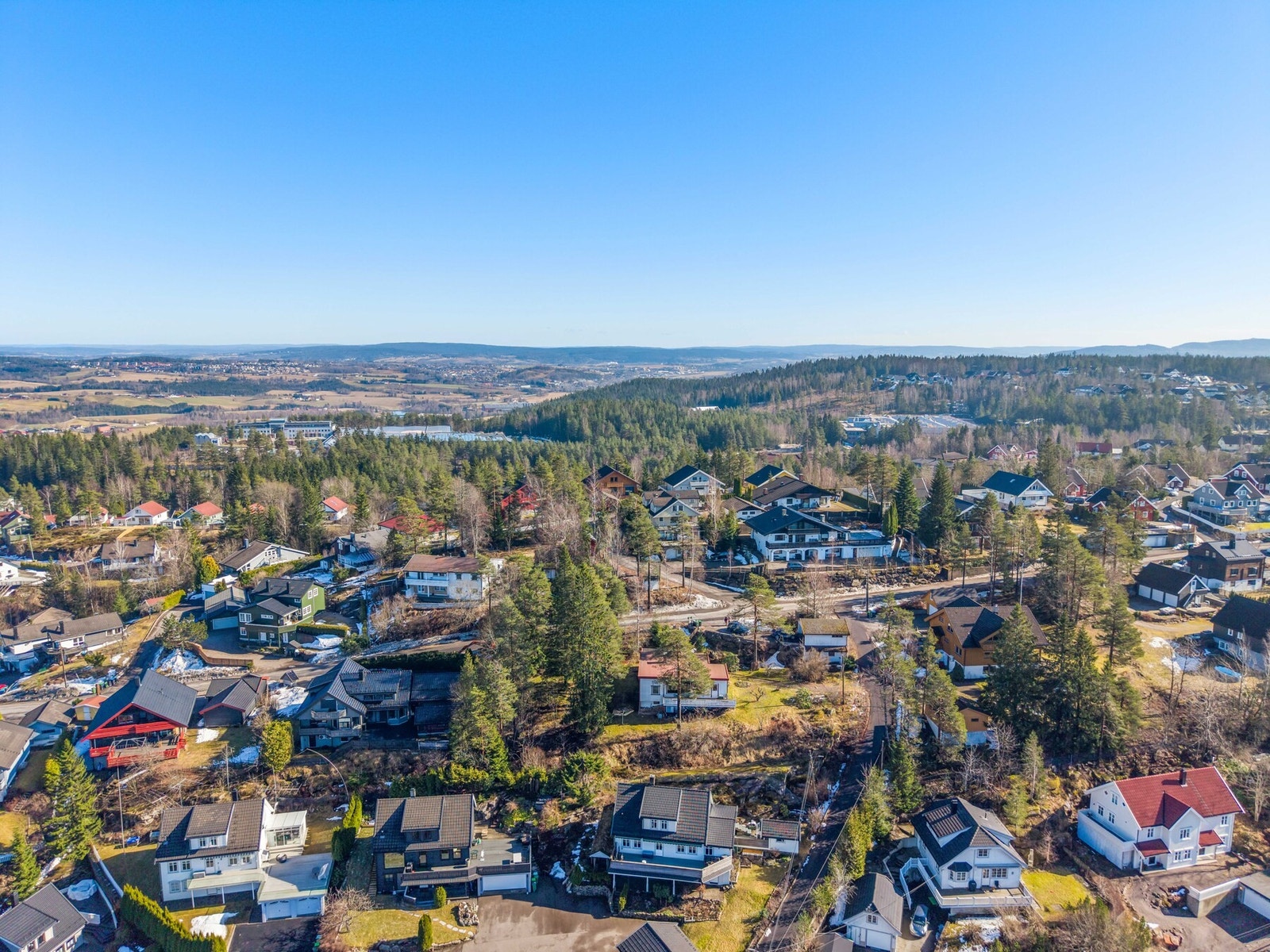 Holumskog ligger naturskjønt til rett ved marka, med flotte tur- og skiløyper med direkte tilknytning til løypenettet i Lillomarka/Nordmarka. Nærmeste badevann er Morttjern og Svarttjern, begge innen gangavstand. Morttjern har Norges eneste salamanderpark Galleribilde