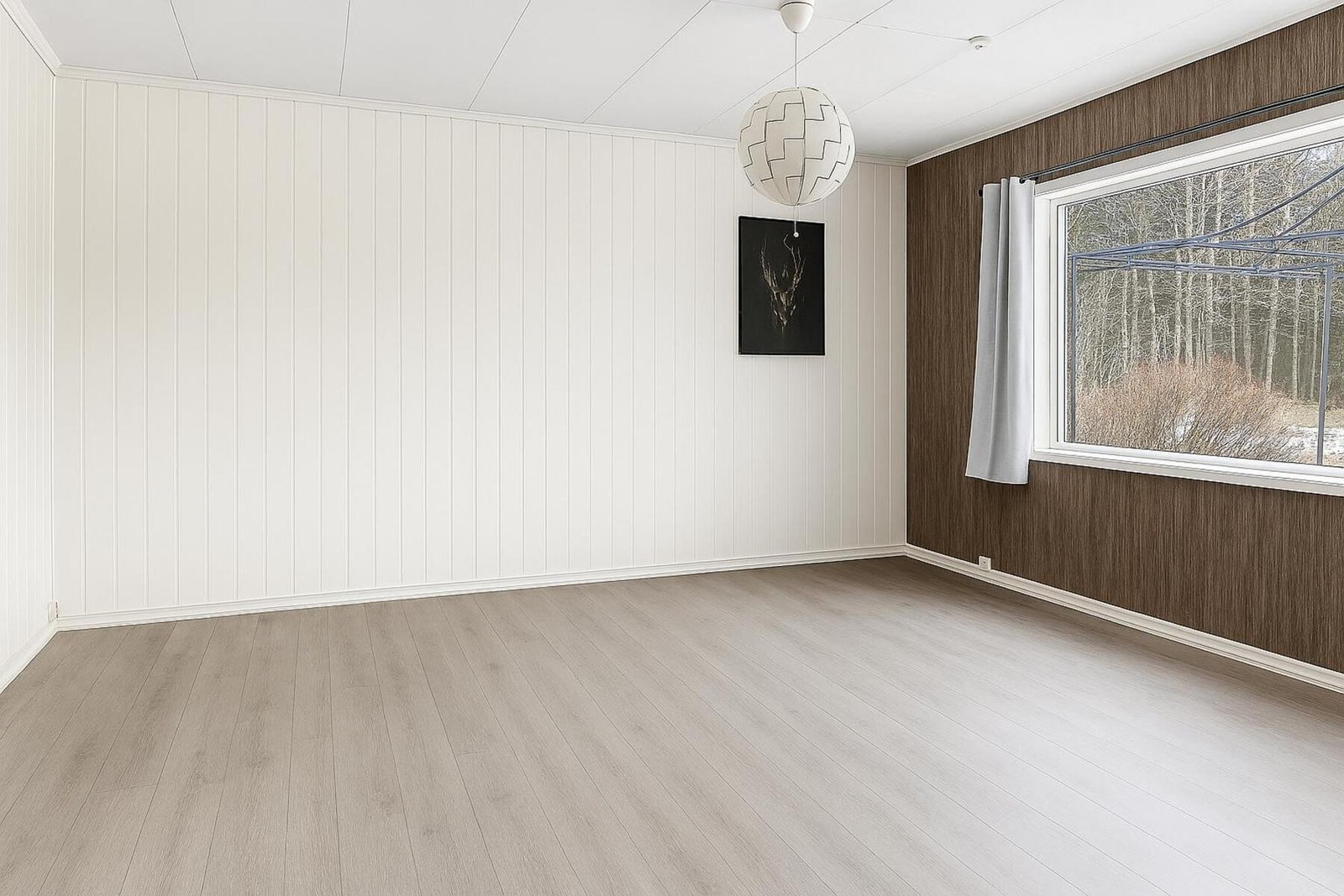 Det er god plass til flere møbelsoner (Møbler er fjernet ved bruk av KI) Galleribilde