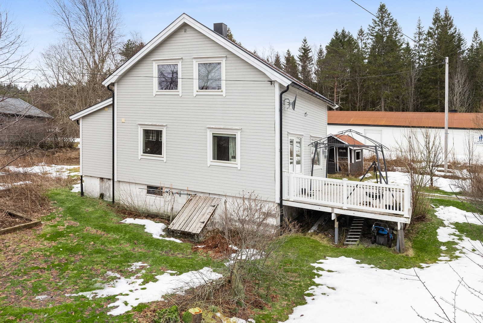 I 2016 ble huset etterisolert (50mm), ny kledning, skiftet flere vinduer og terrassedør, ny taktekking Galleribilde