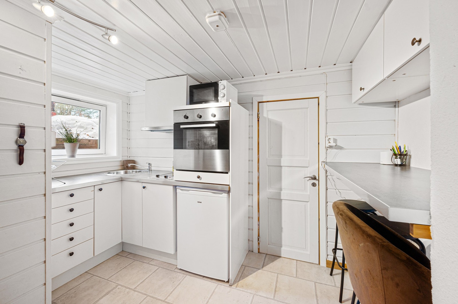 Disponibelt rom i kjeller innredet som kjøkken. Bruksendring fra tilleggsdel til hoveddel er søknadspliktige tiltak. Galleribilde