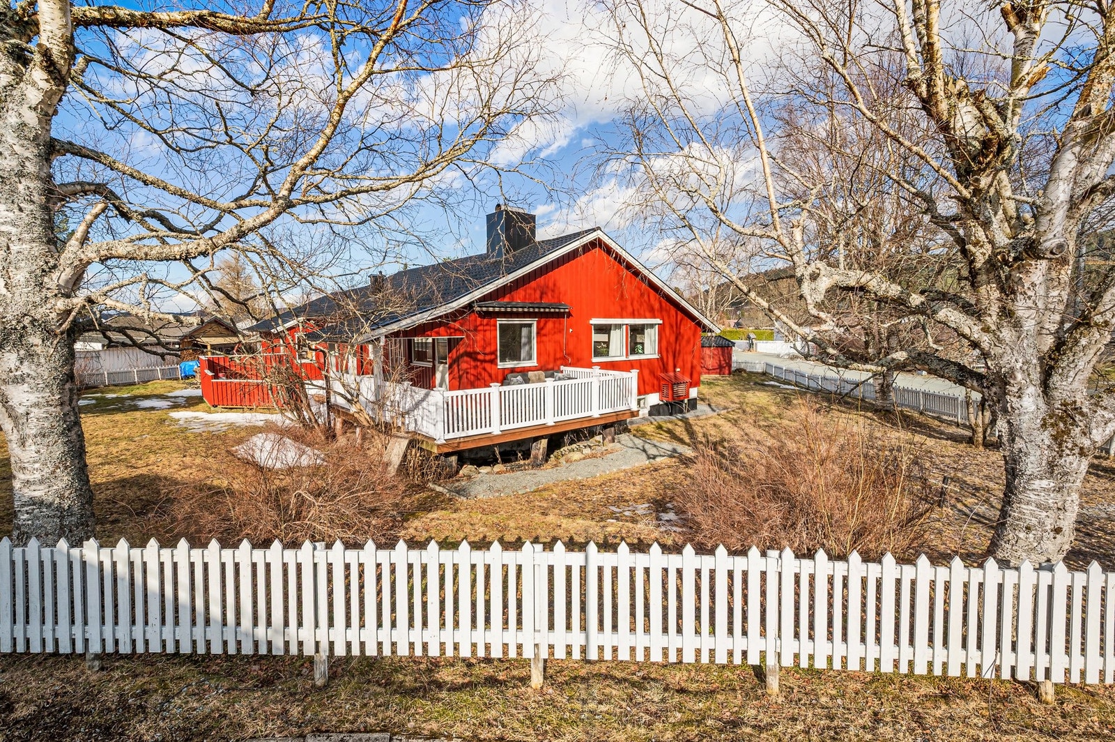 Fra Klæbu sentrum er det ca. 10 minutter med bil til Heimdal og Tiller-området, og med ny vei mellom Trondheim og Klæbu er det ca. 25 minutter til Trondheim sentrum. Galleribilde