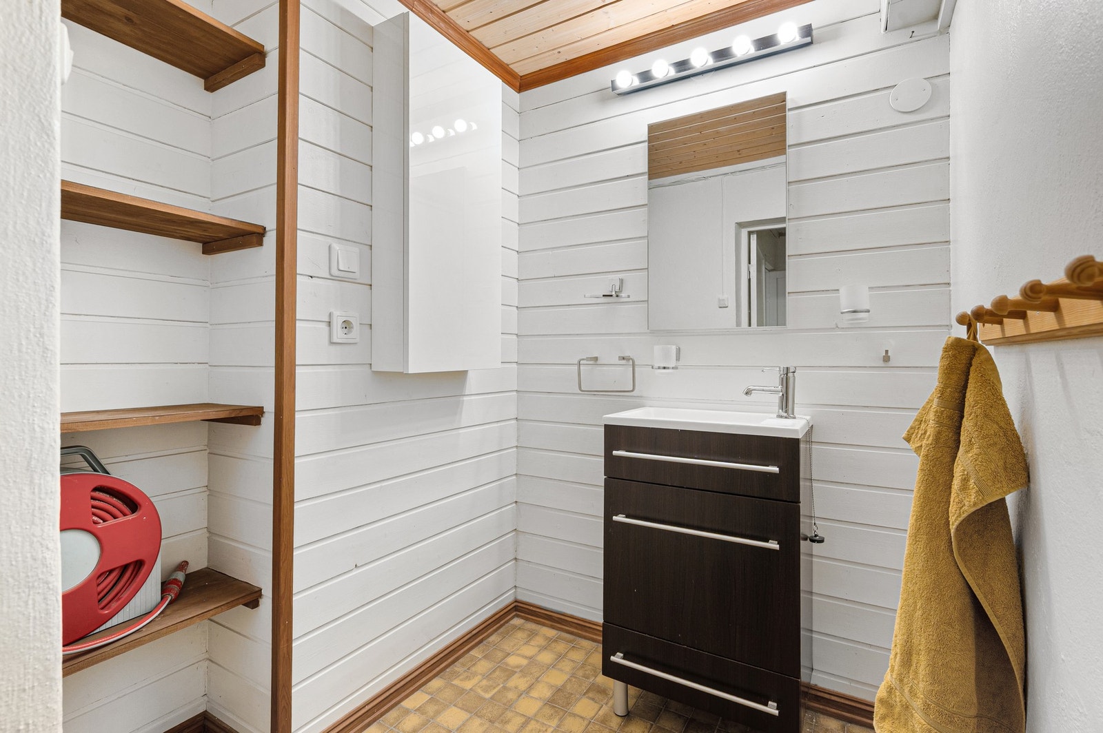 Kott utstyrt med servant. Galleribilde