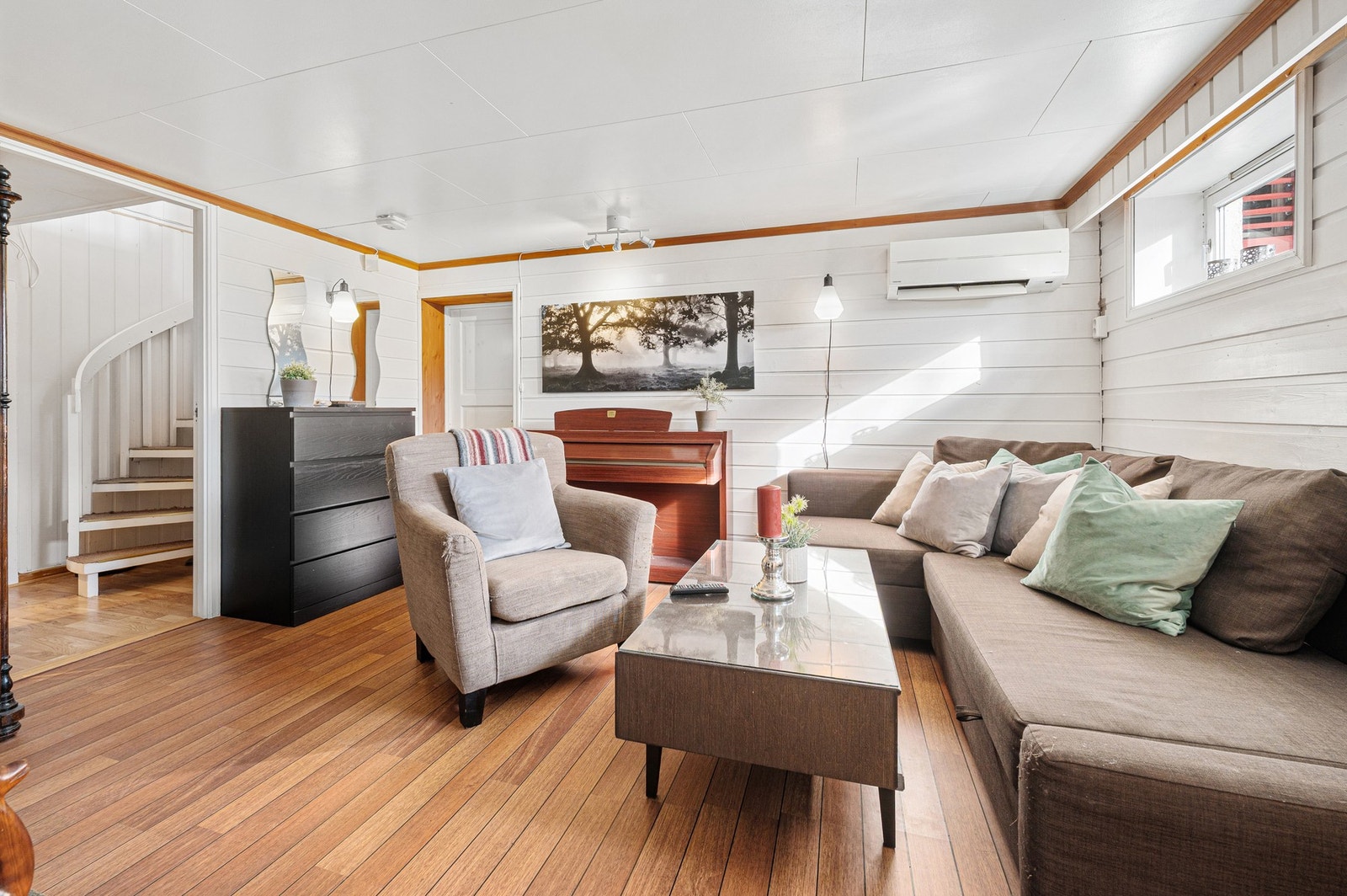 Disponibelt rom i kjeller innredet som kjellerstue. Bruksendring fra tilleggsdel til hoveddel er søknadspliktige tiltak. Varmepumpe for oppvarming. Galleribilde