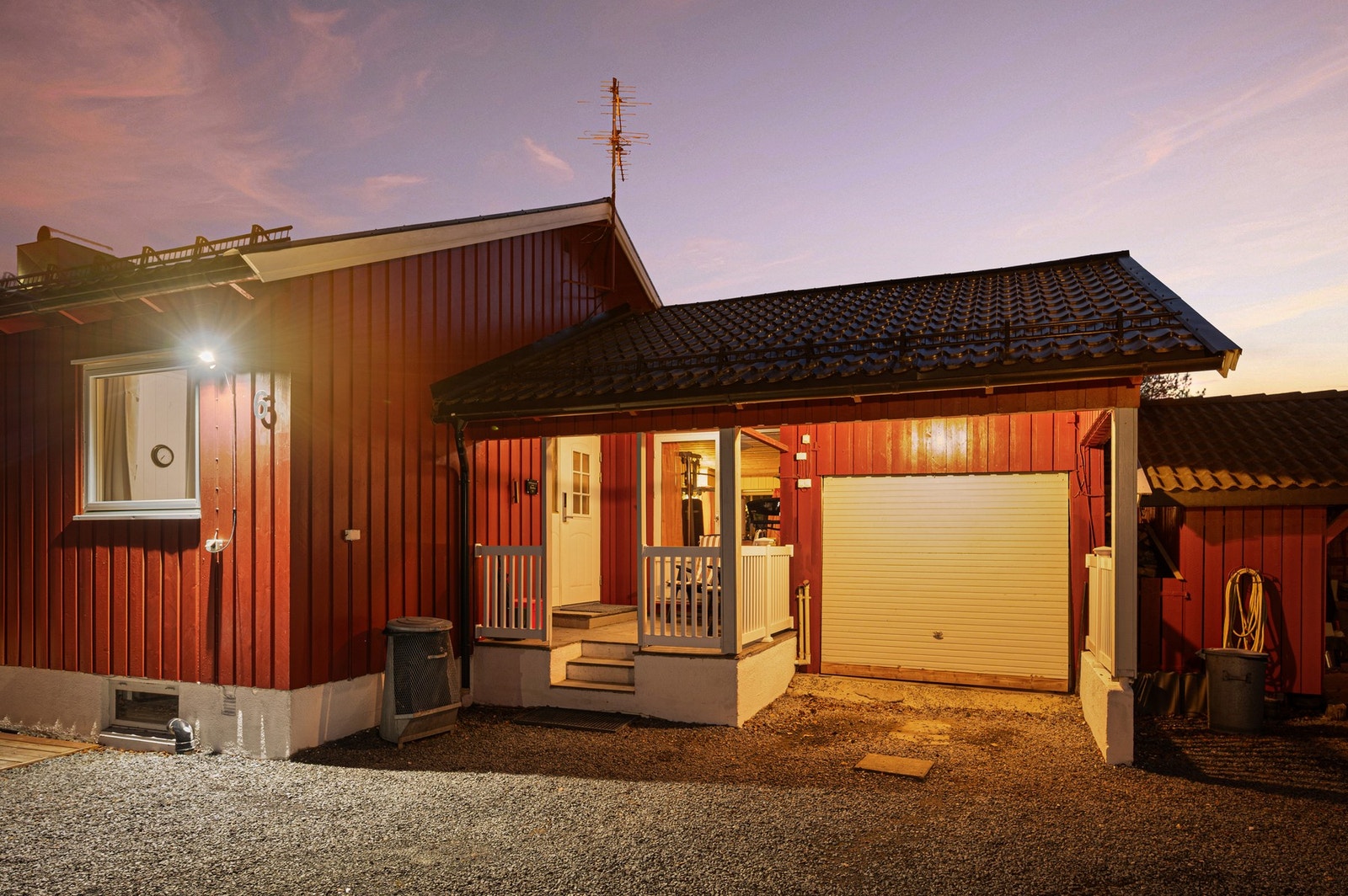 Parkering på egen tomt og garasje. Galleribilde
