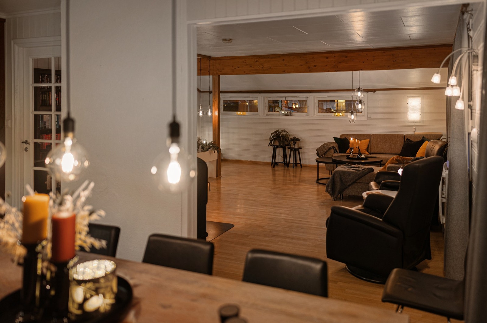 God plass til spisebord på kjøkkenet. Galleribilde