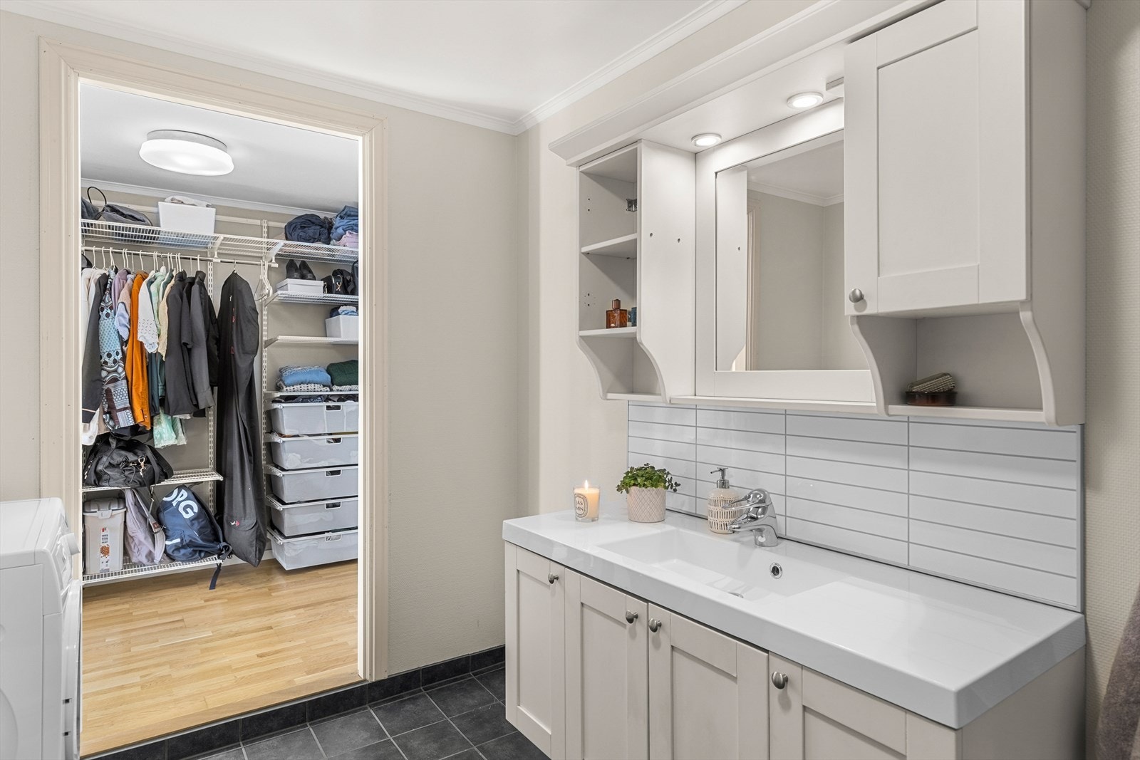 Badet er innredet med servant, toalett, opplegg for vaskemaskin og dusjkabinett. Galleribilde