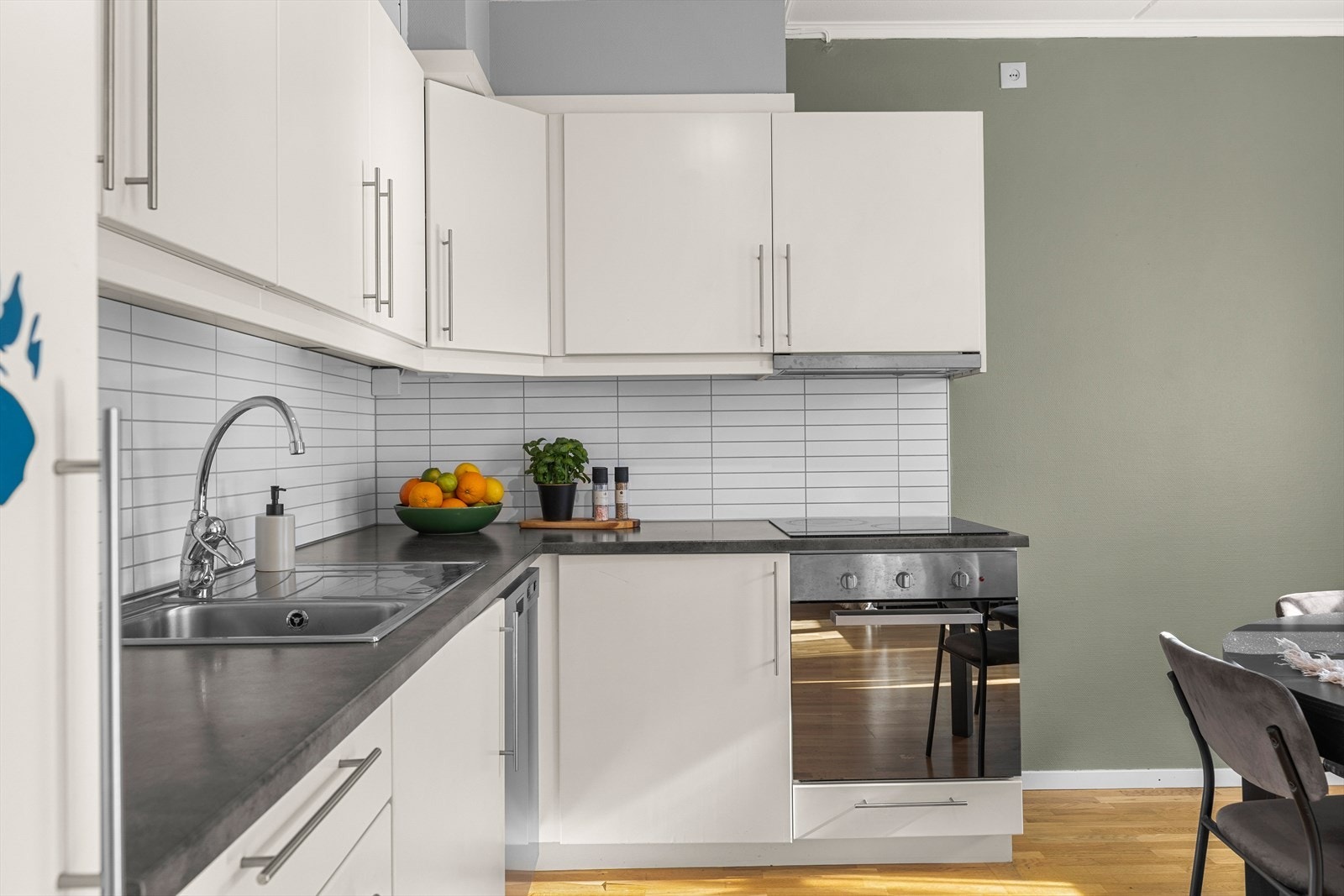 Leiligheten er av god standard og har fått tilstandsgrad 1 på flere punkter som blant annet kjøkkenet, av takstmann. Galleribilde