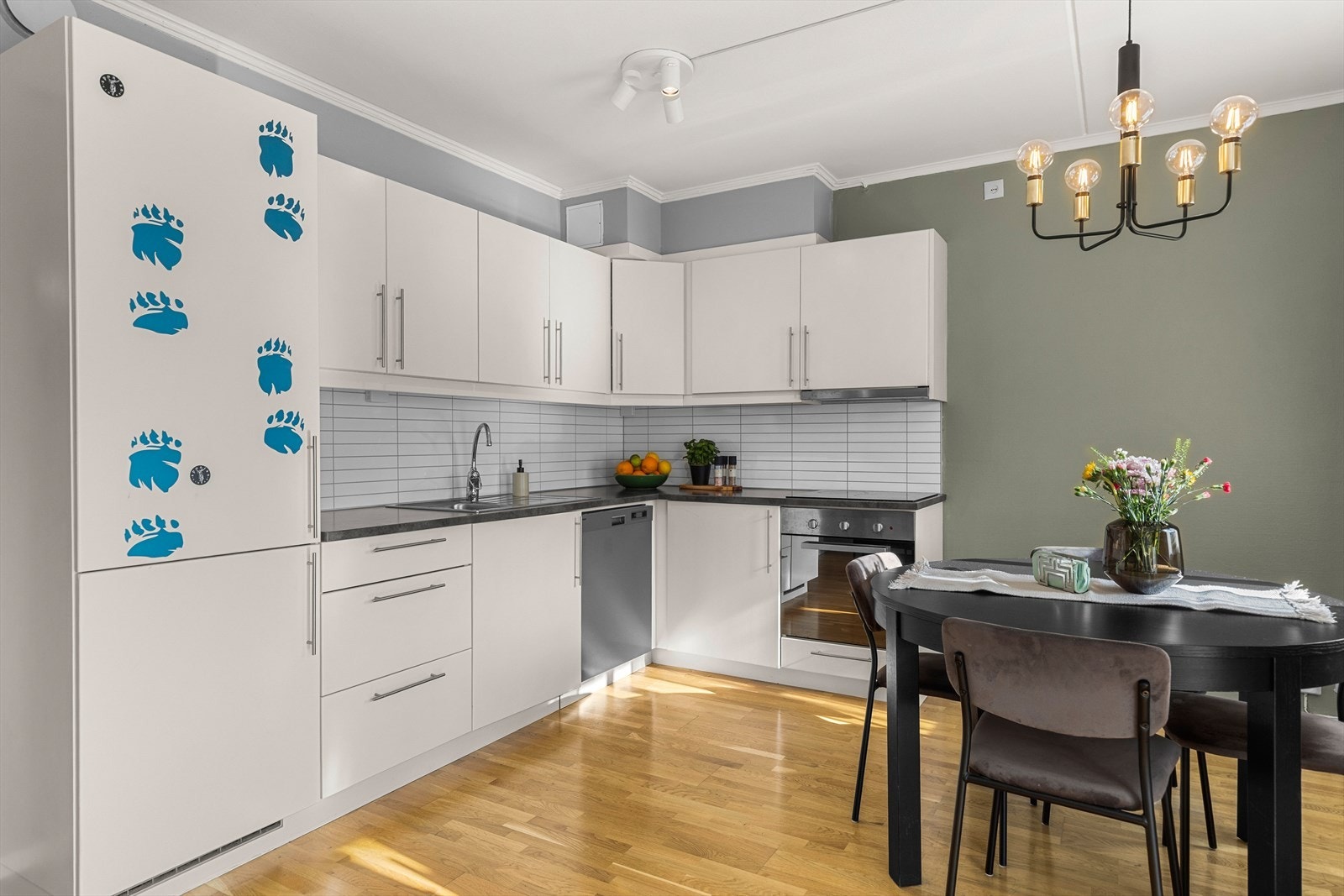 På kjøkkenet er det rikelig med skap- og benkplass til oppbevaring og matlaging. Det er også god plass til spisegruppe av eget ønske. Galleribilde