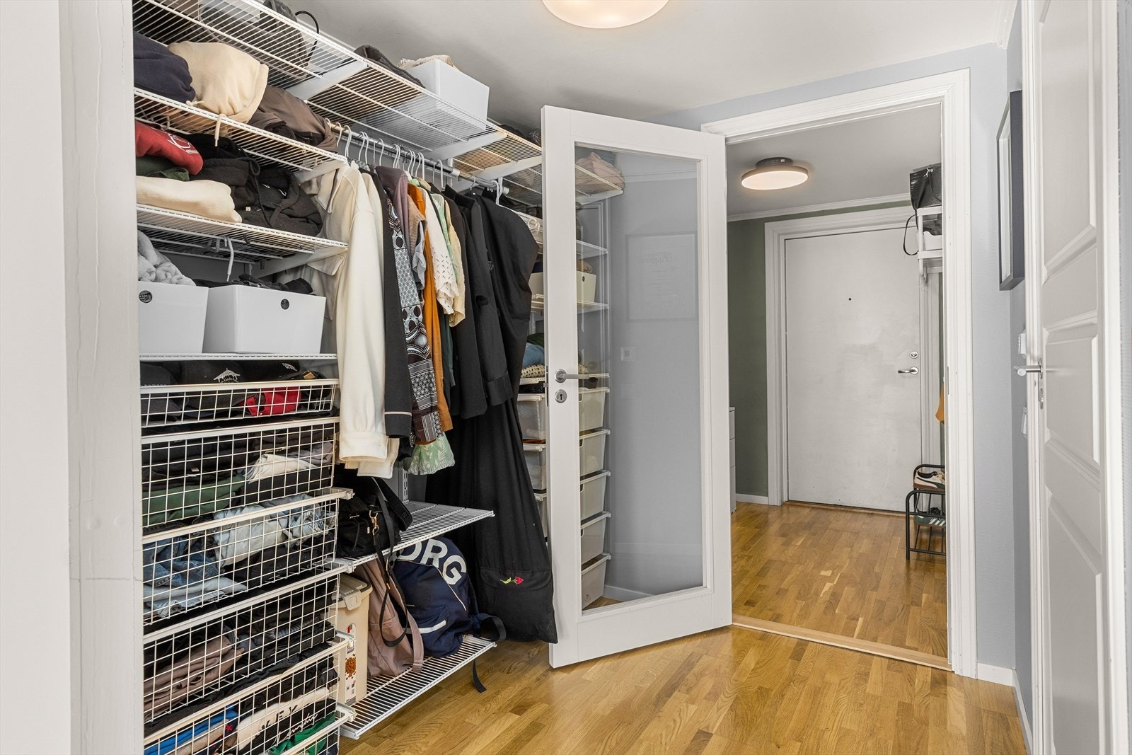 Leiligheten har separat gang og entré på 4,5m² hver, her får du gode oppbevaringsmuligheter i gode garderobeløsninger. Galleribilde