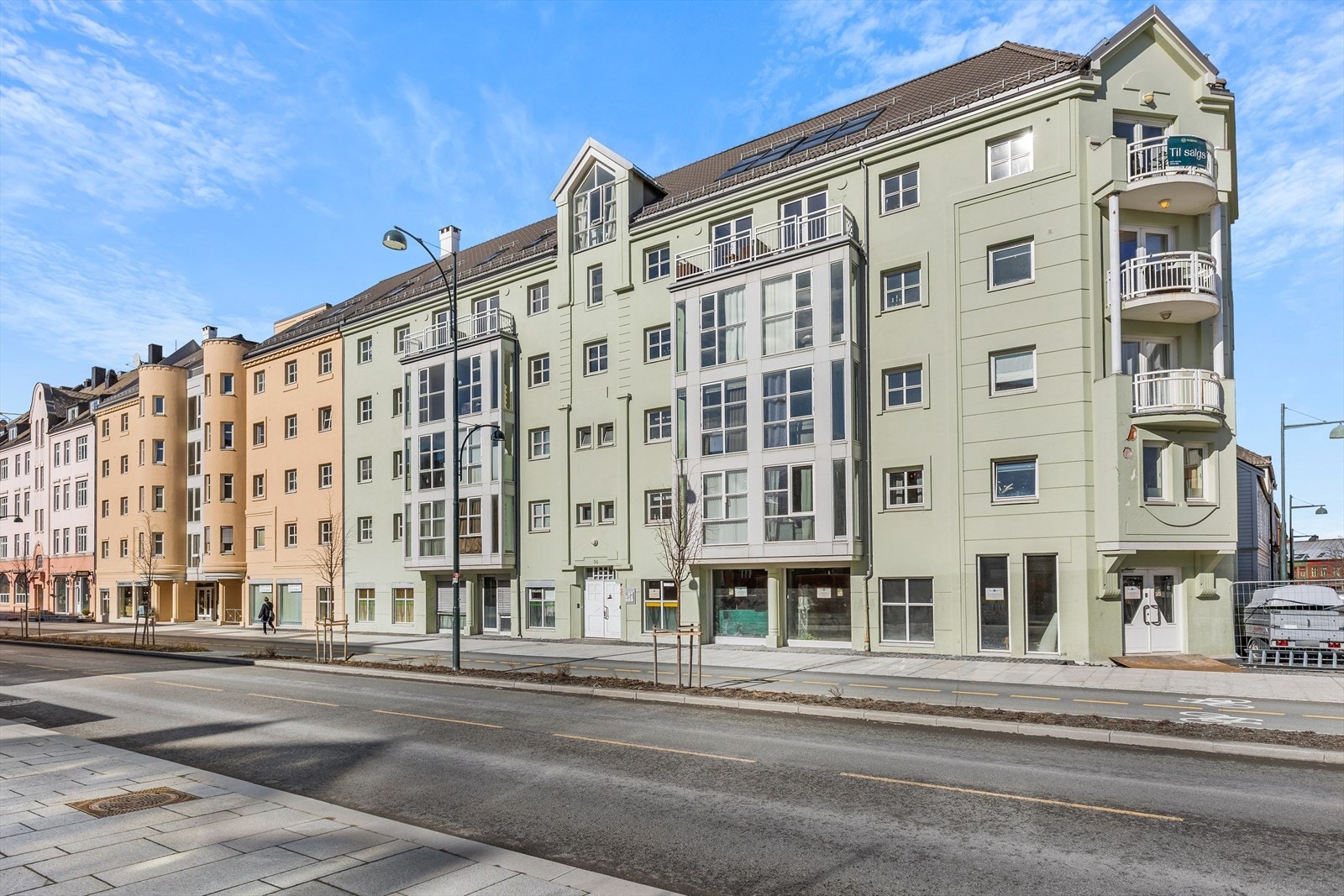 Her har du nærhet til "alt" av fasiliteter som dagligvarebutikk, bussforbindelser, apotek m.m. Galleribilde