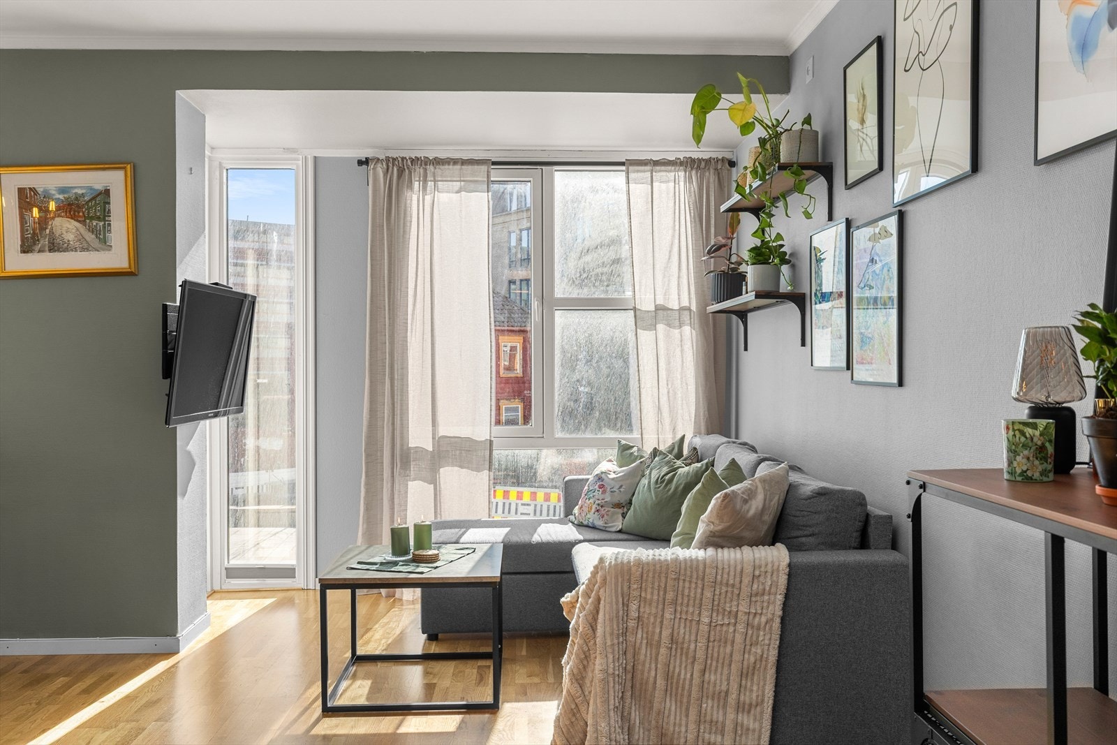 Leiligheten nyter av en svært god planløsning med god romfølelse ved åpen stue- og kjøkkenløsning, soverom og bad i tilknytning til gang. Galleribilde