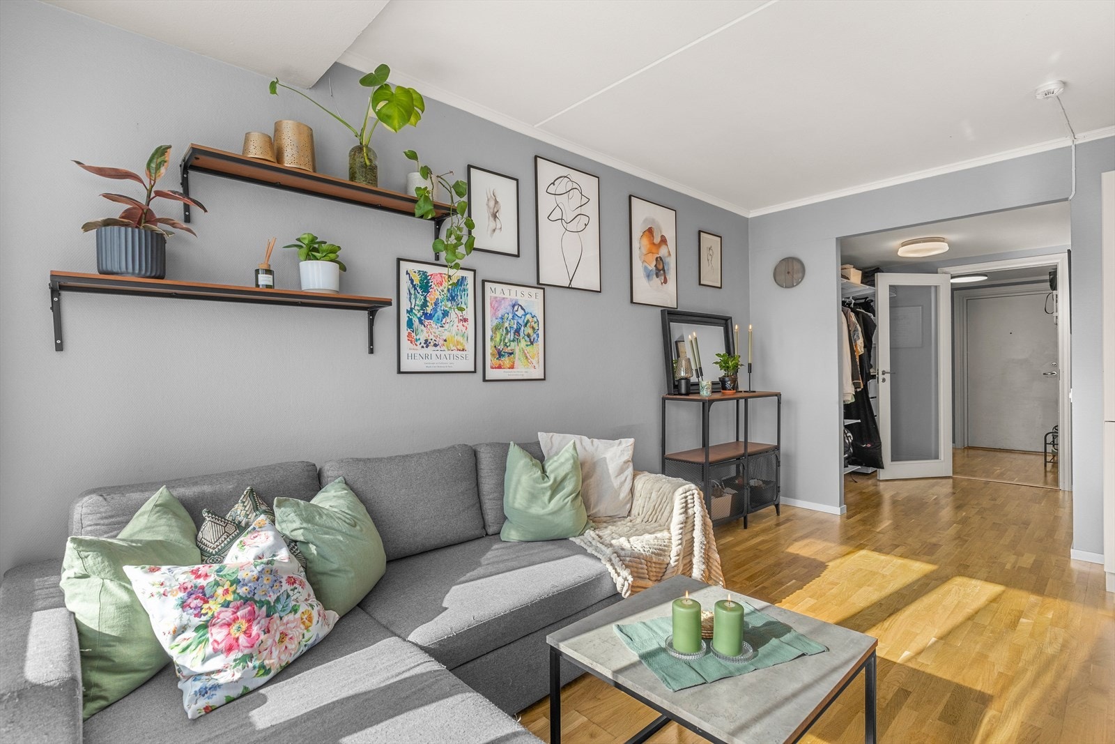 Den åpne stue- og kjøkkenløsning er på 21,5m² som gir rikelig med plass til ønsket møblement. Galleribilde