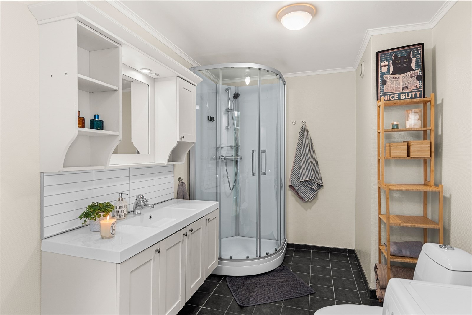 Flislagt baderom på 6m² i tilknytning til gang. Galleribilde