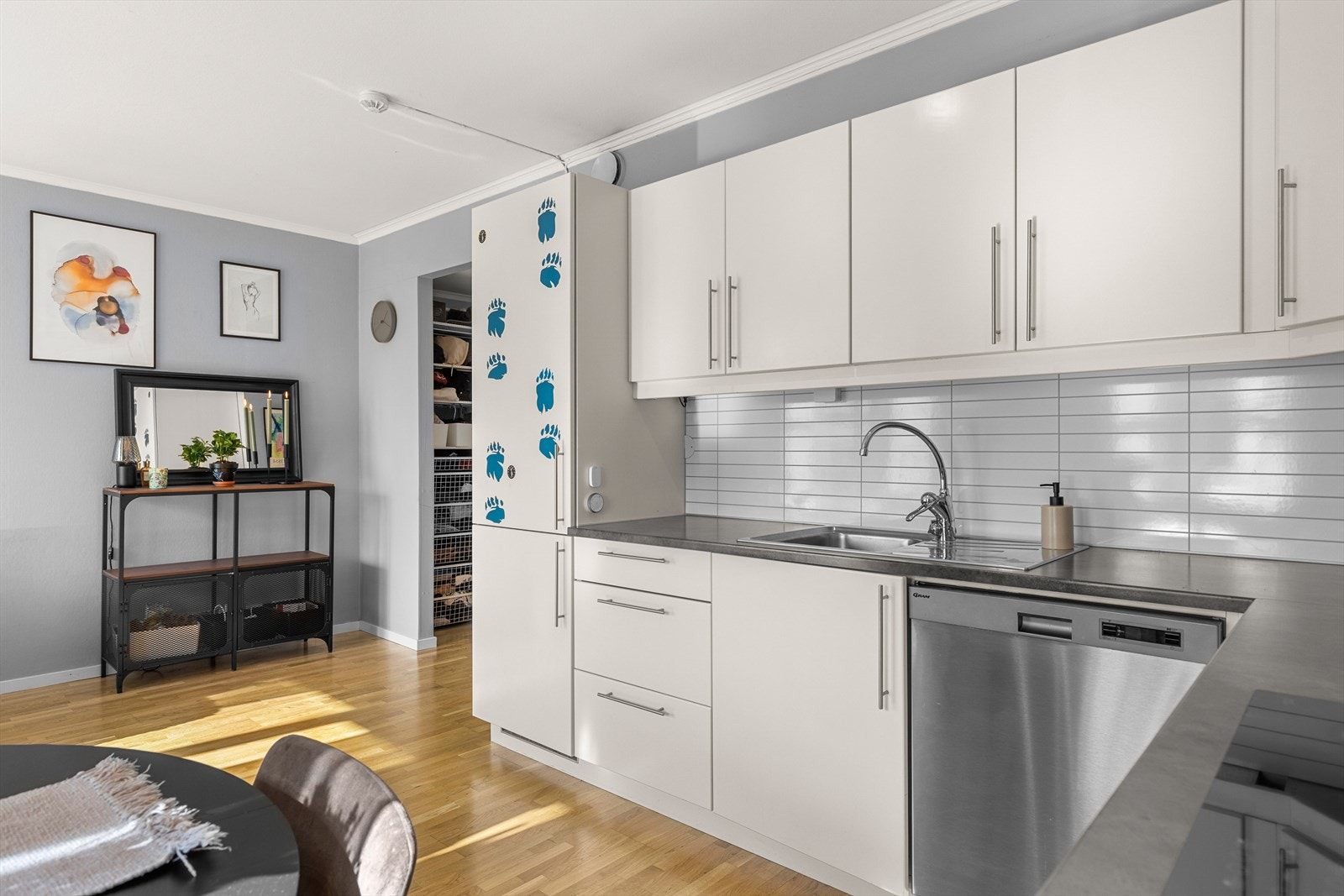 Den åpne planløsningen, samt de rause vindusflatene i stuen byr på rikelig med naturlig lysinnslipp. Galleribilde