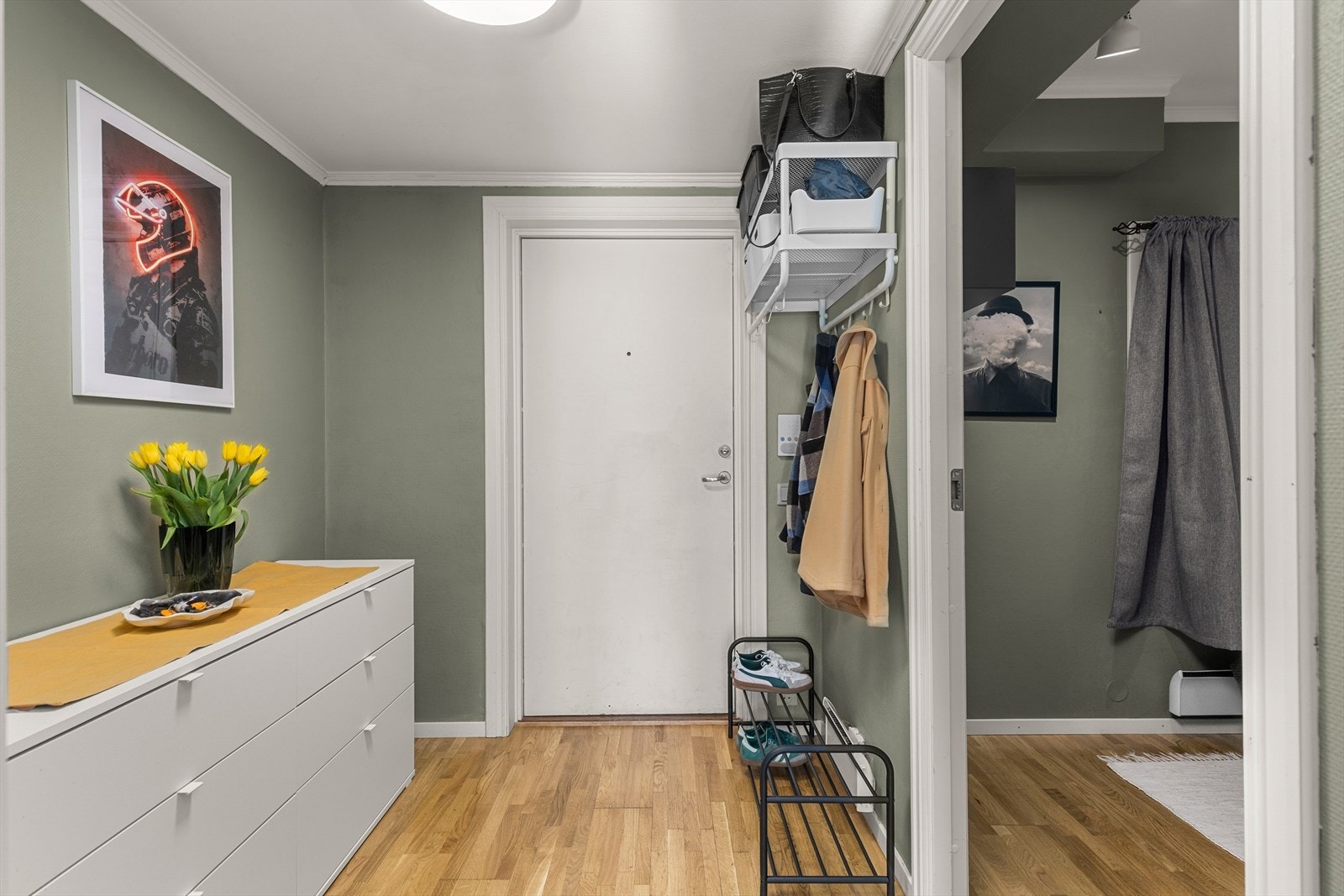 Praktisk og romslig entré med glassdør inn til gang. Galleribilde