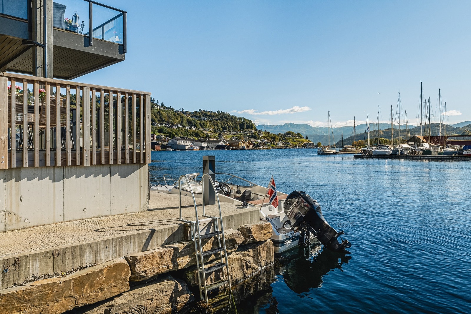 Egen, privat brygge som måler 12 kvadratmeter. Galleribilde