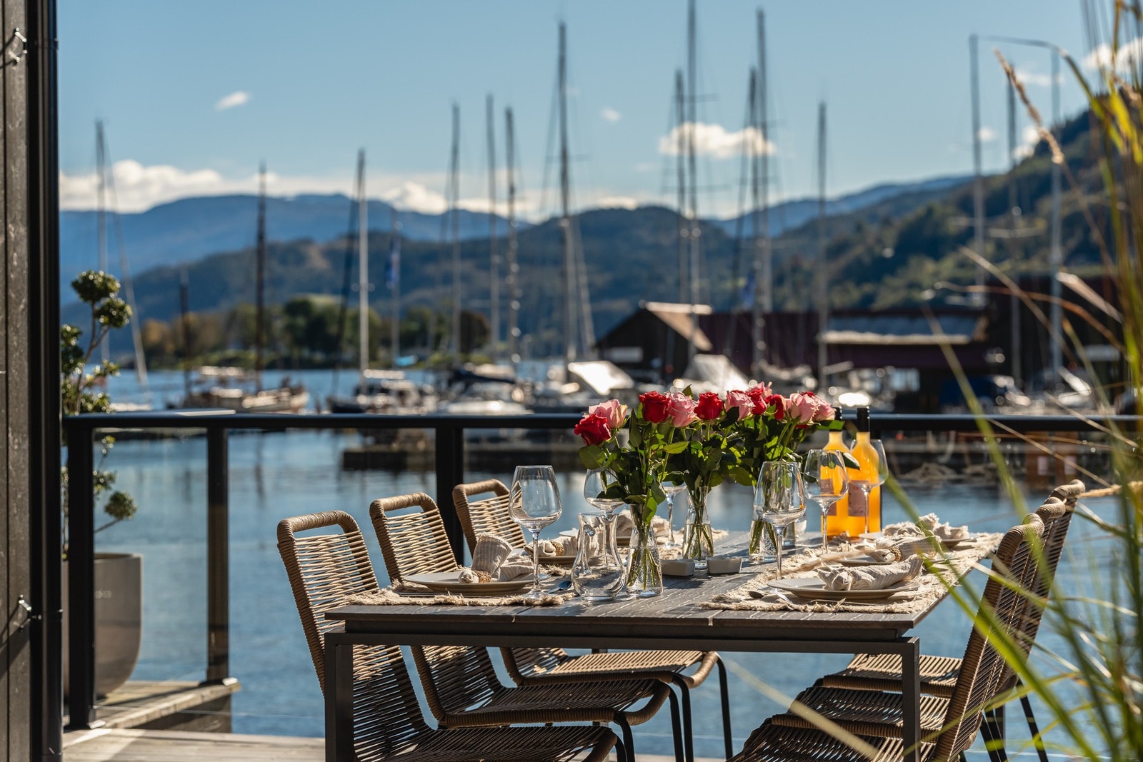 Slående sjøutsikt over Hardangerfjorden og mot Norheimsund gjestehamn. Galleribilde