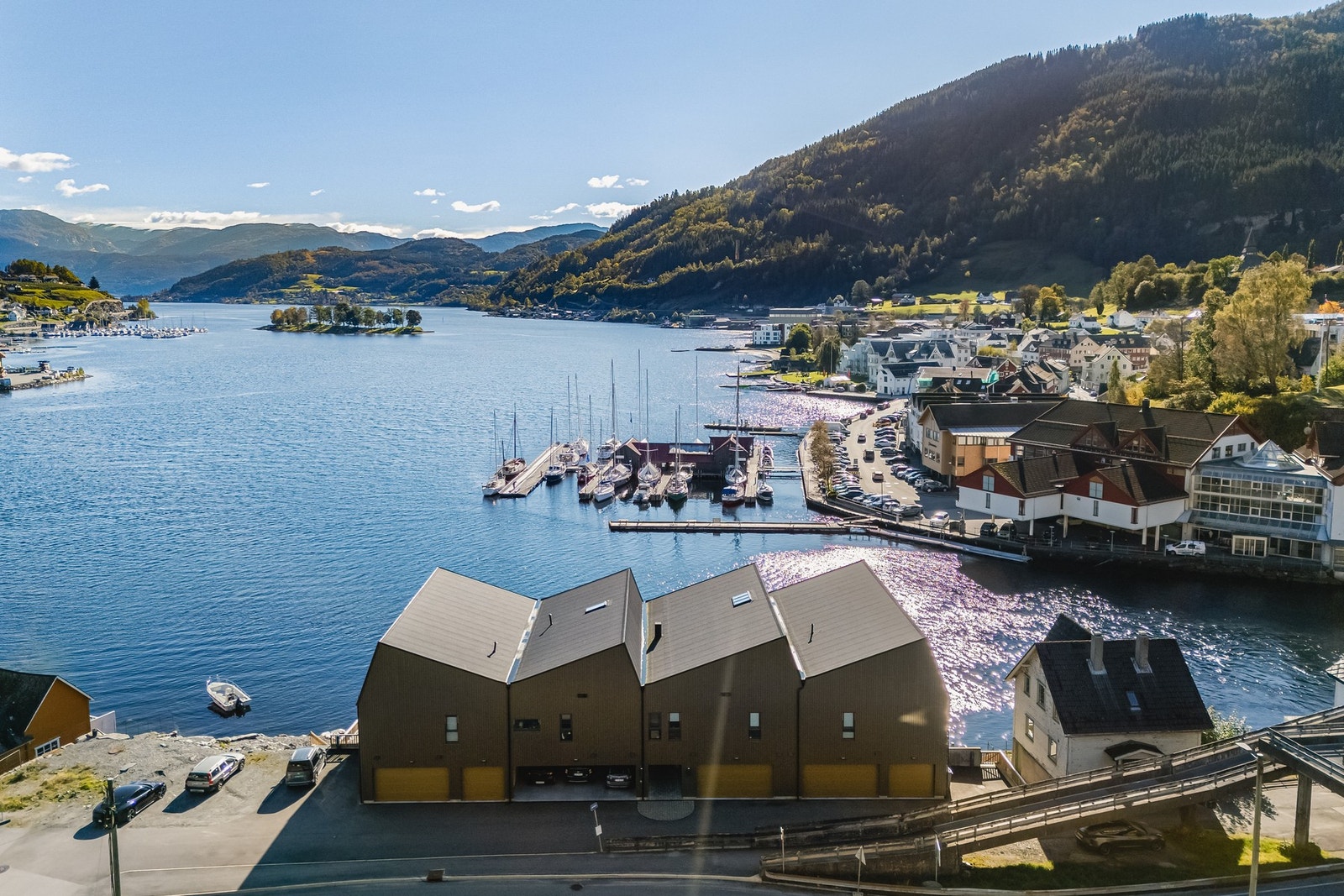 Utsikt over innseilingen fra Hardangerfjorden og gode solforhold. Galleribilde