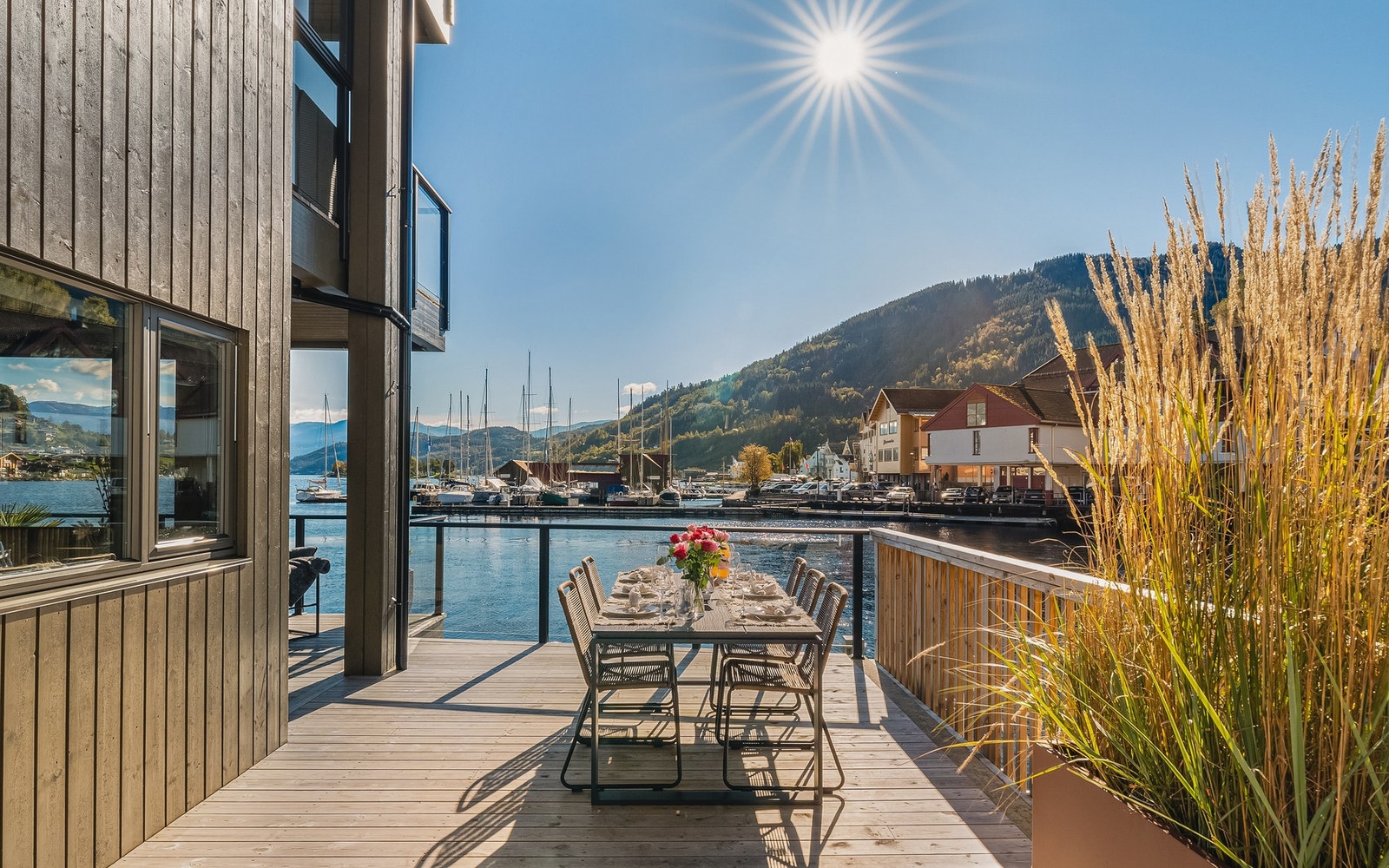 Nydelig 3-roms leilighet med solrik uteplass (76 m²), fantastisk utsikt, garasjeplass og egen brygge (12 m²). Galleribilde