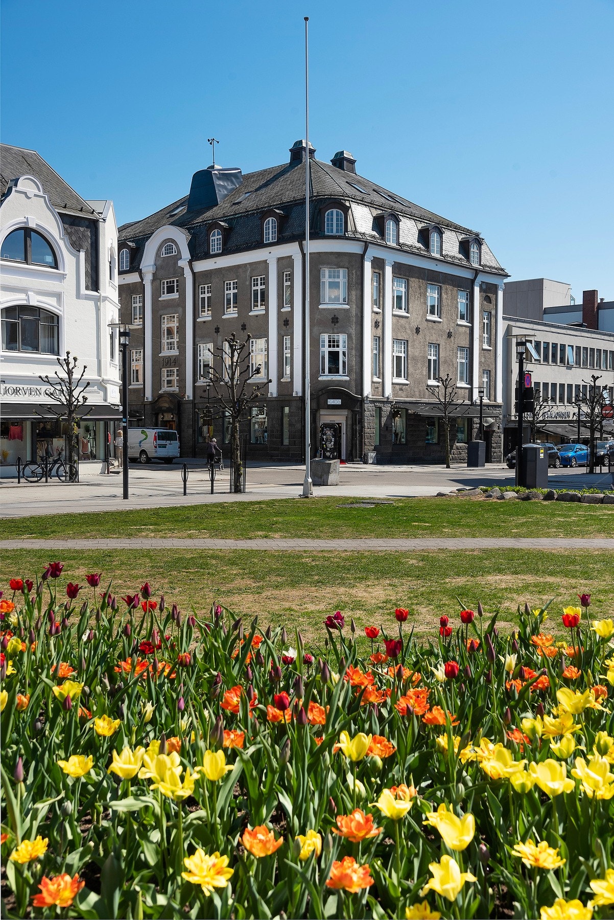 Her bor du midt i Sandefjord sentrum med gangavstand til butikker, restauranter og kulturtilbud, samt flotte turområder langs fjorden, Preståsen og Hjertnesskogen. Galleribilde
