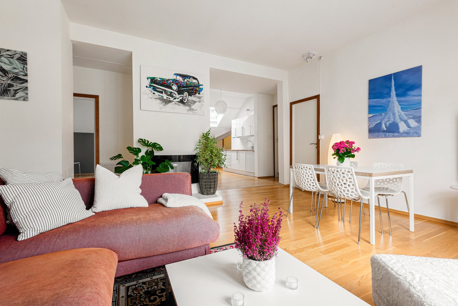 God plass til både spisebord og sofaseksjon Galleribilde
