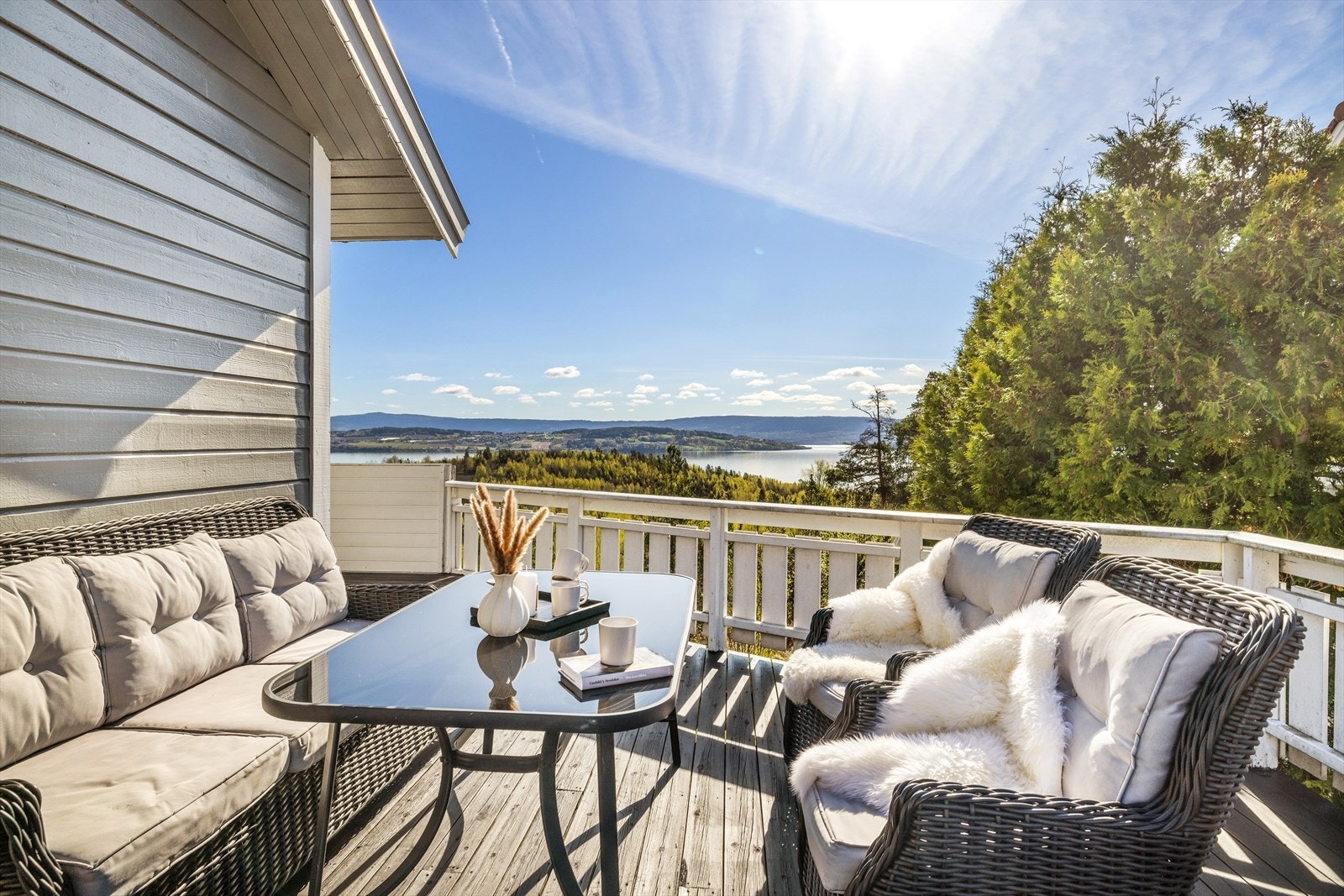 Stor syd-vestvendte terrasse med gode solforhold. Galleribilde